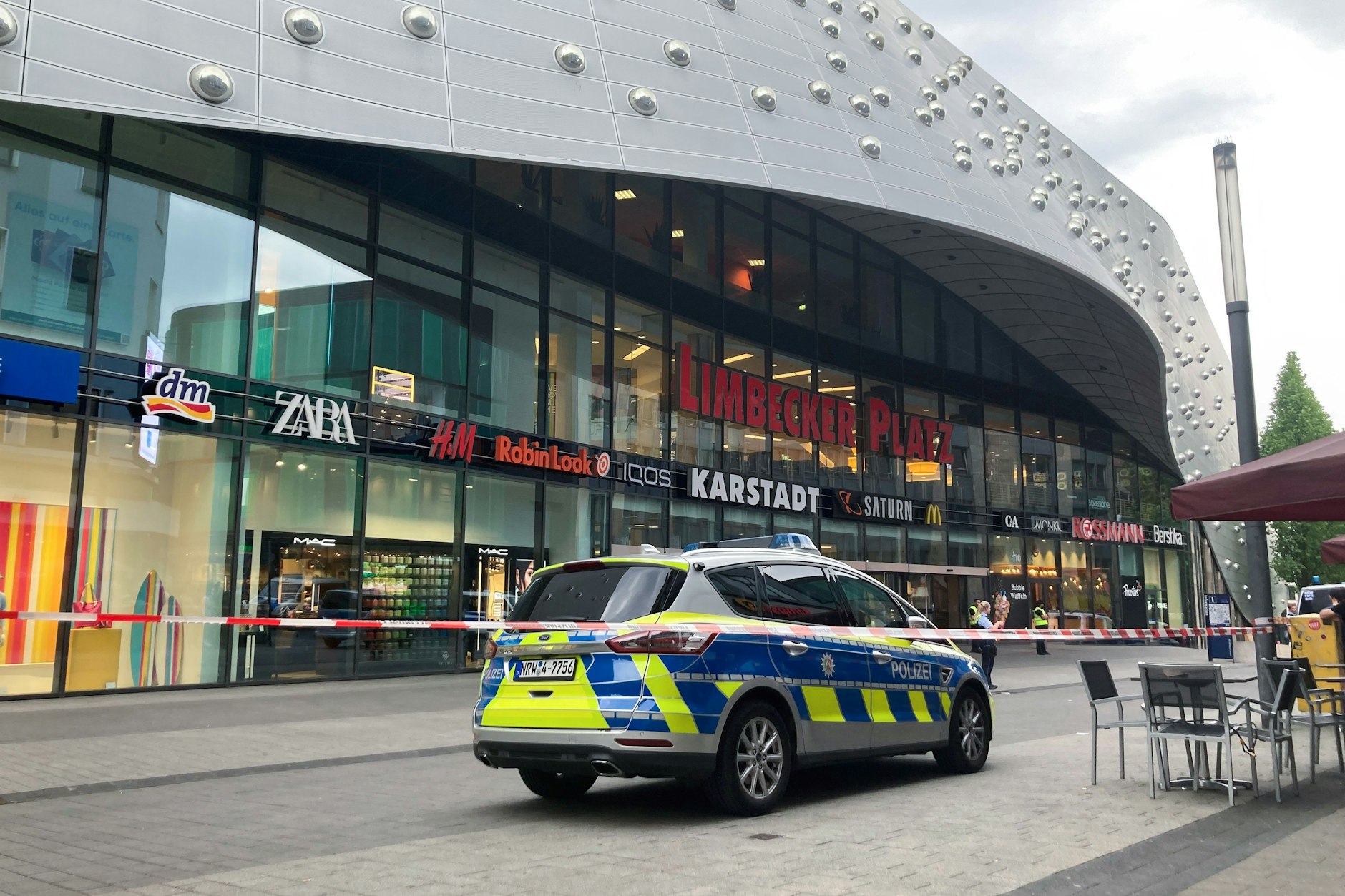 Das Einkaufszentrum Limbecker Platz in Essen wird nach einer Bombendrohung von der Polizei abgeriegelt.