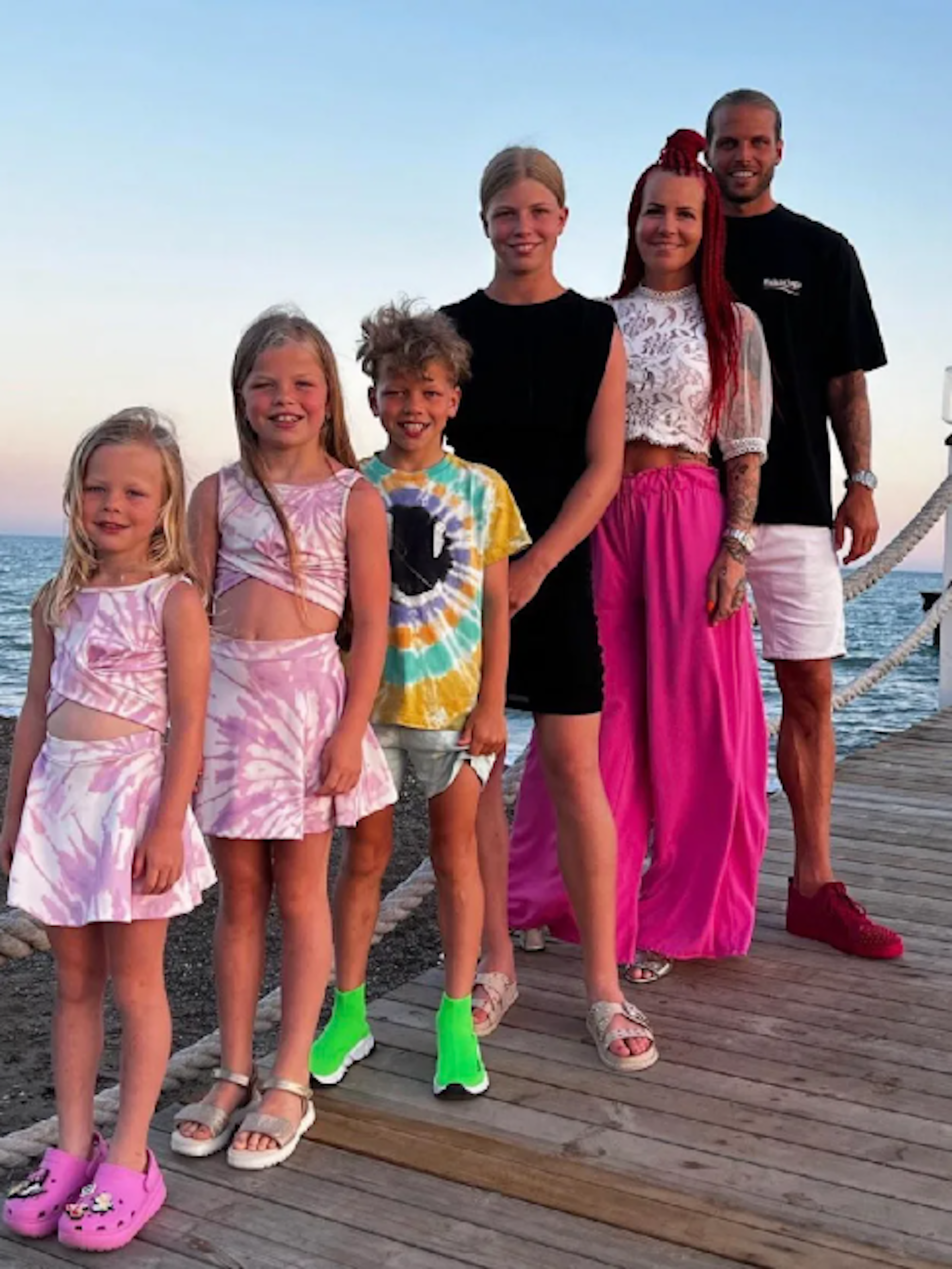 We are family: Dennis Diekmeier und Ehefrau Dana mit ihren Kindern Delani, Dion, Divia und Dalina.