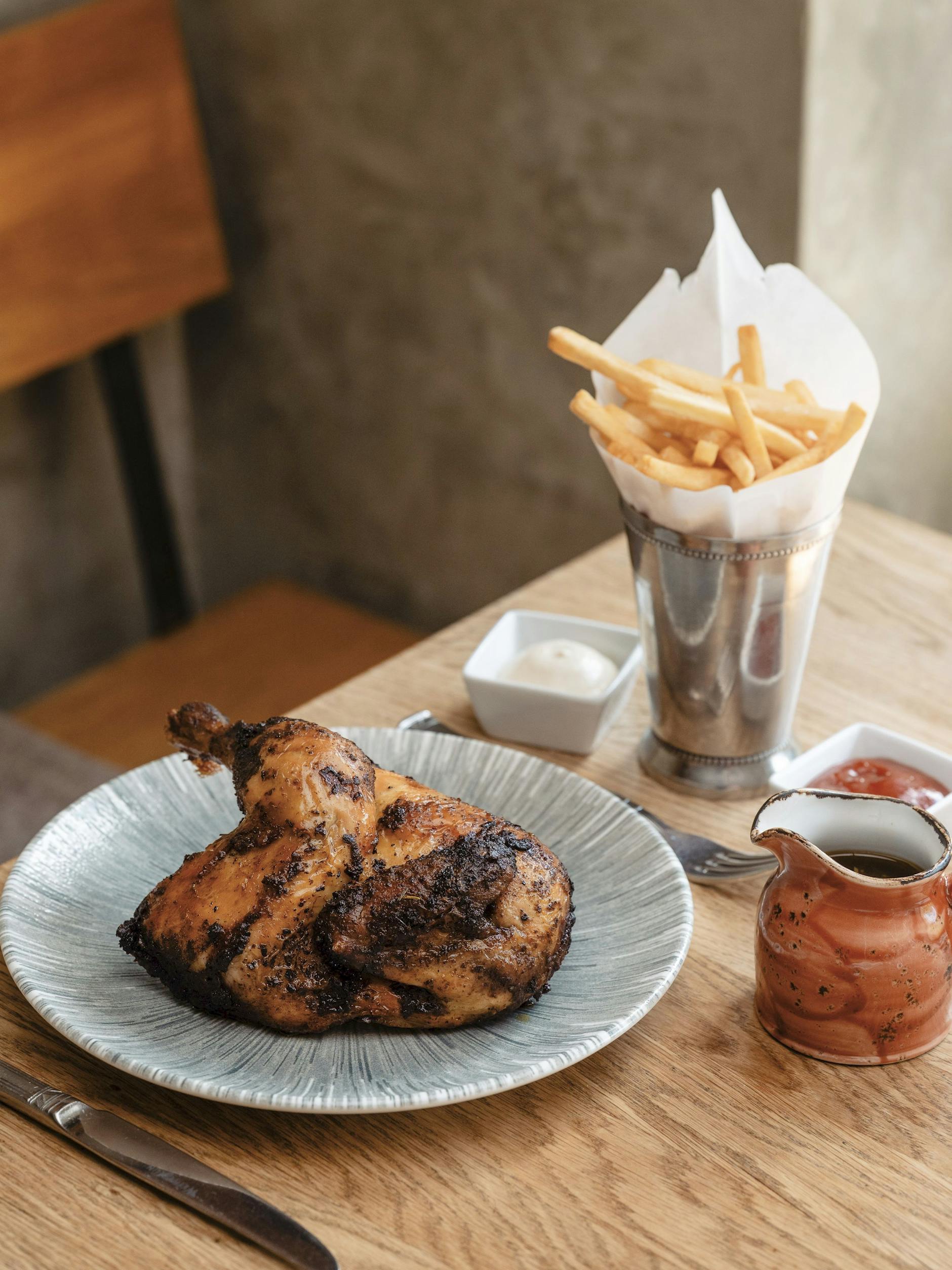 Passt! Pommes und Brathühnchen, dazu natürlich Ketchup und Mayo