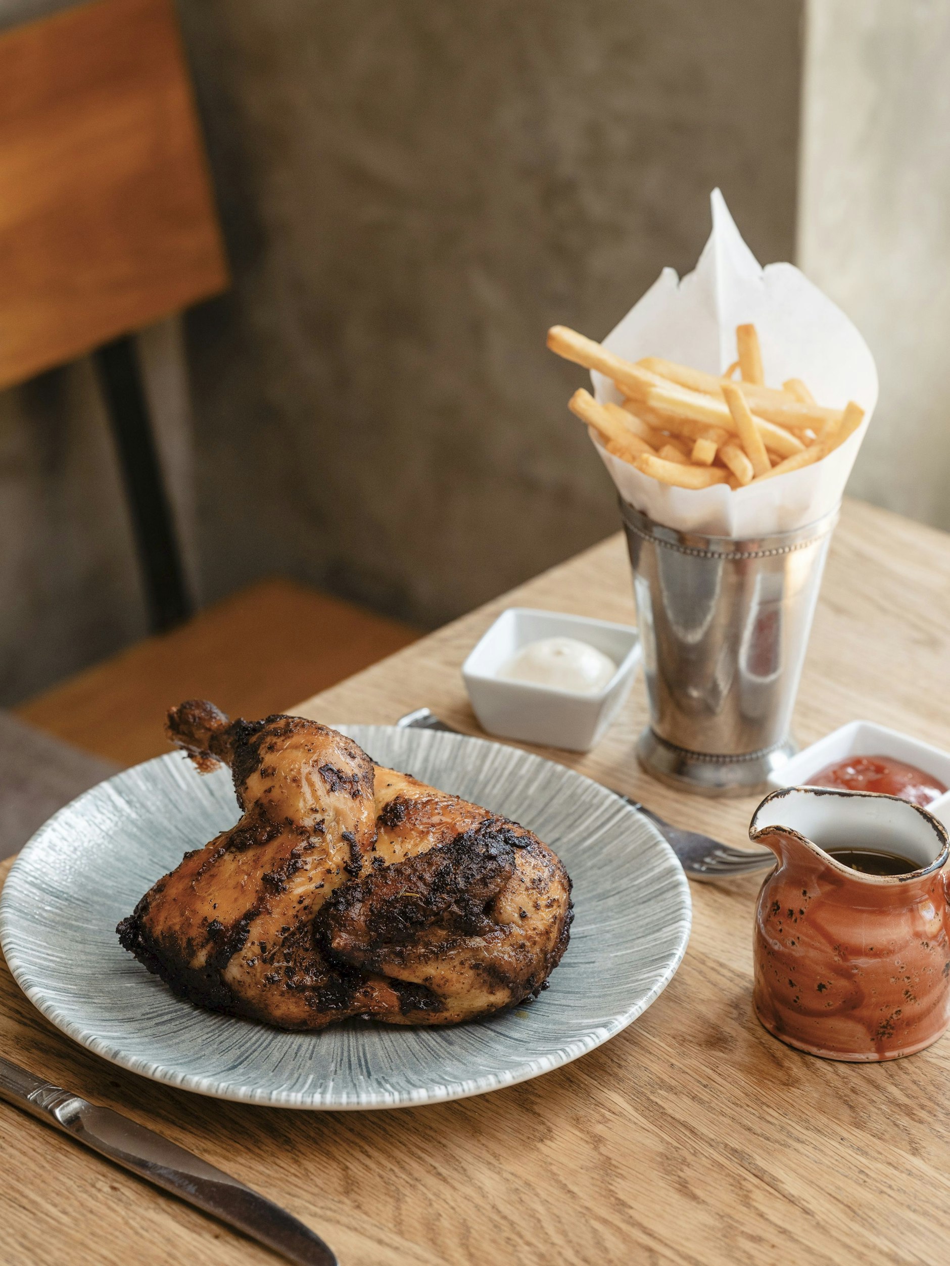 Passt! Pommes und Brathühnchen, dazu natürlich Ketchup und Mayo