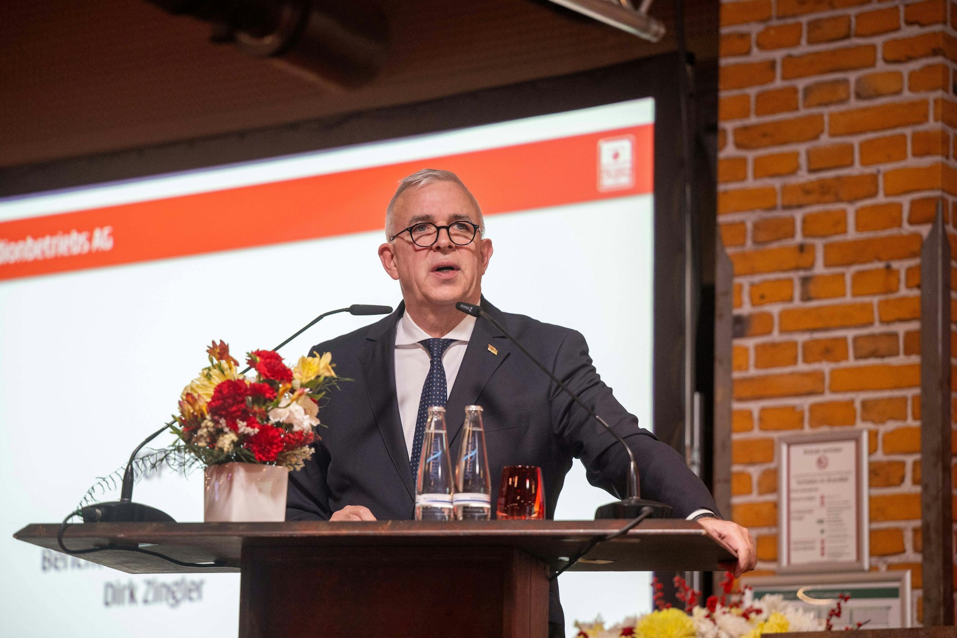 Mit neuer Brille präsentierte Dirk Zingler Mittwochabend neue Pläne.