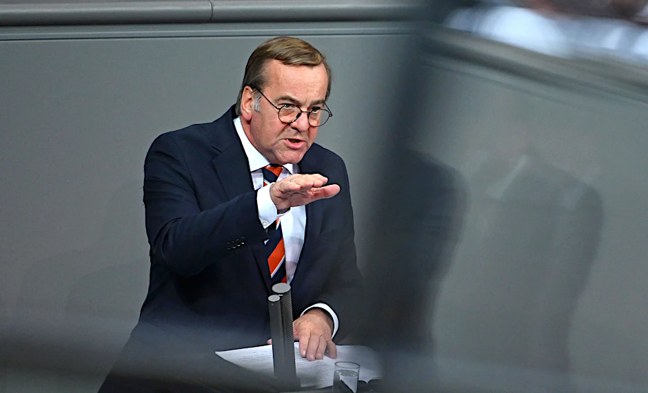 Boris Pistorius (SPD), Verteidigungsminister, spricht in der Generaldebatte im Bundestag zum Haushalt.