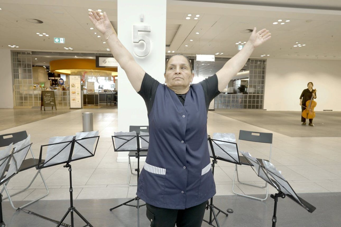 Annika Kahrs: Szene aus „A Cashier’s Opera,“ 2025, im Kaufhaus Galeria, Berlin Alexanderplatz (Standbild), 4K Video, Farbe, Ton, 35 Min.