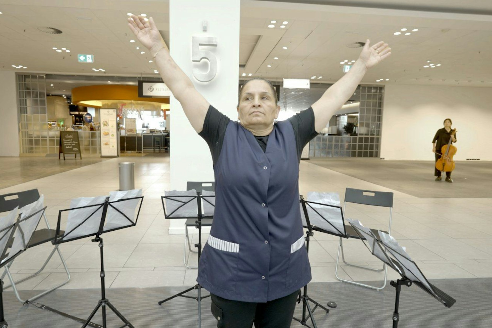 Annika Kahrs: Szene aus „A Cashier’s Opera,“ 2025, im Kaufhaus Galeria, Berlin Alexanderplatz (Standbild), 4K Video, Farbe, Ton, 35 Min.