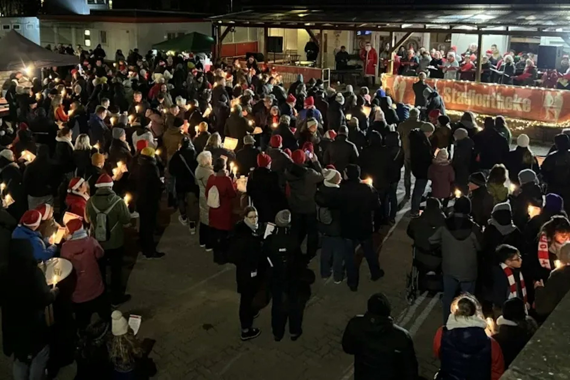 Hoppla! Lichtenberg kopiert Weihnachtssingen des 1. FC Union