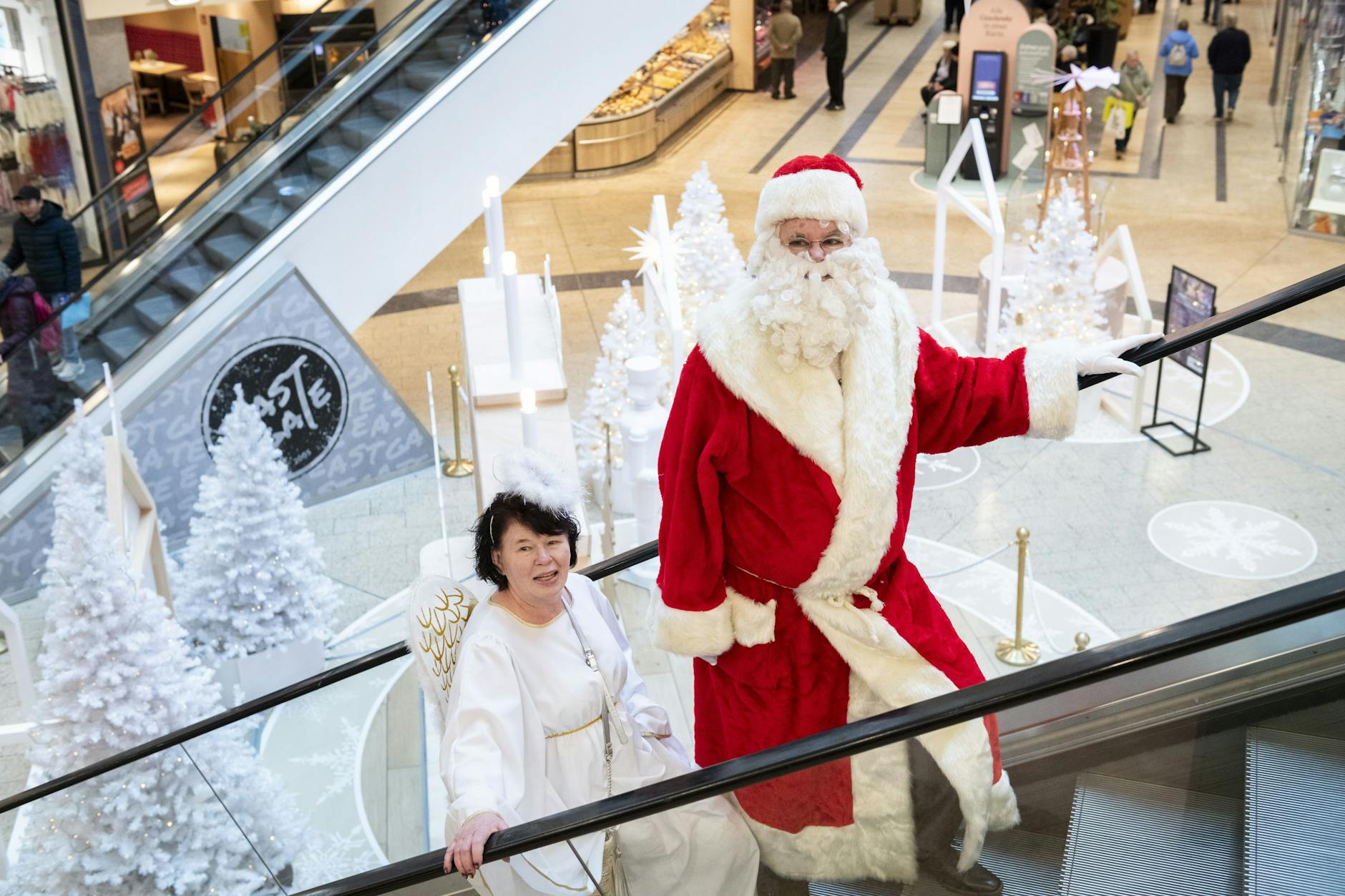 Bernd König (65) und Gudrun König (63) sind immer im Advent als Weihnachtsmann und Engel unterwegs.