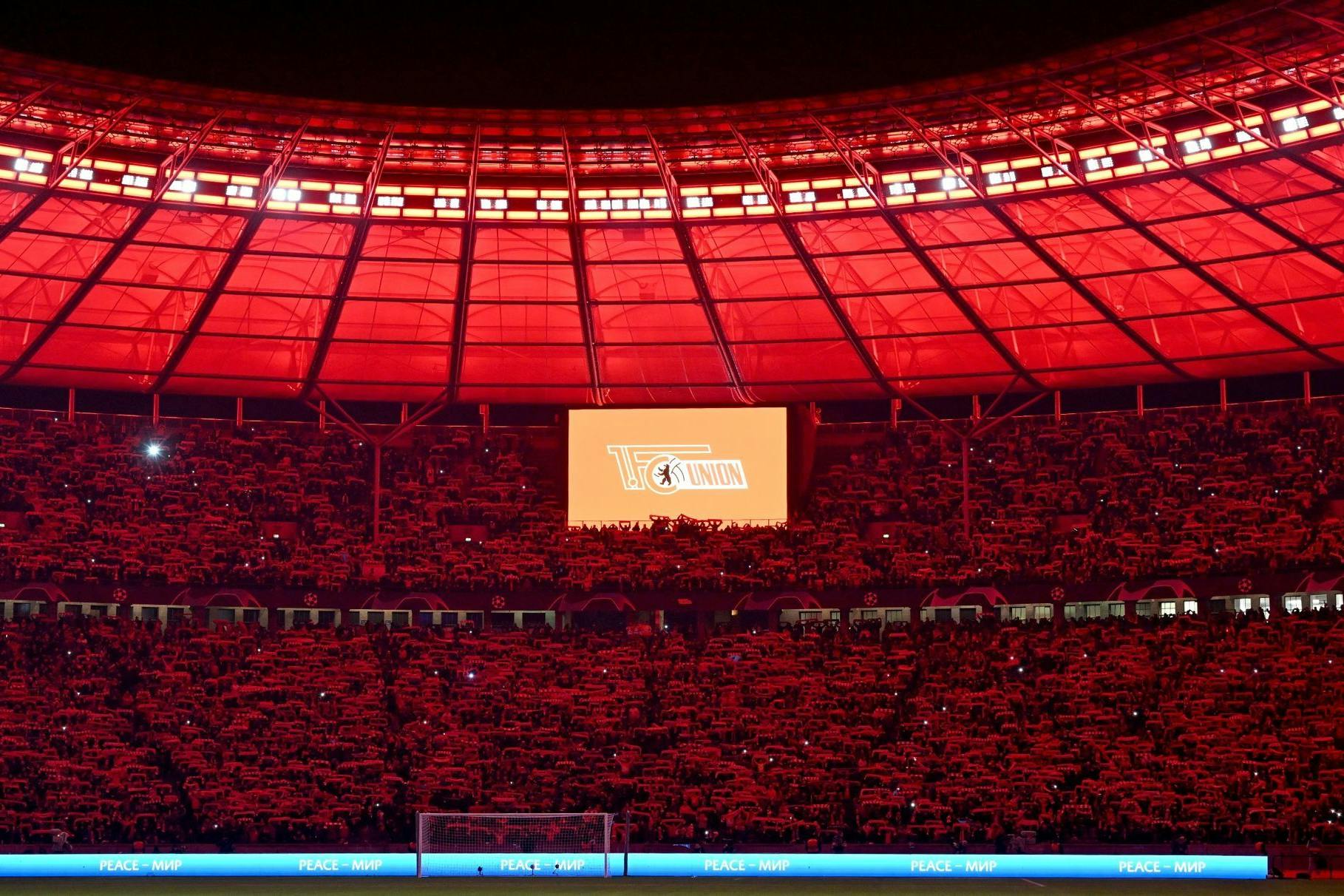 Auf das rote Olympiastadion, so wie in der Champions-League-Saison 2023/24, müssen die Fans noch warten.