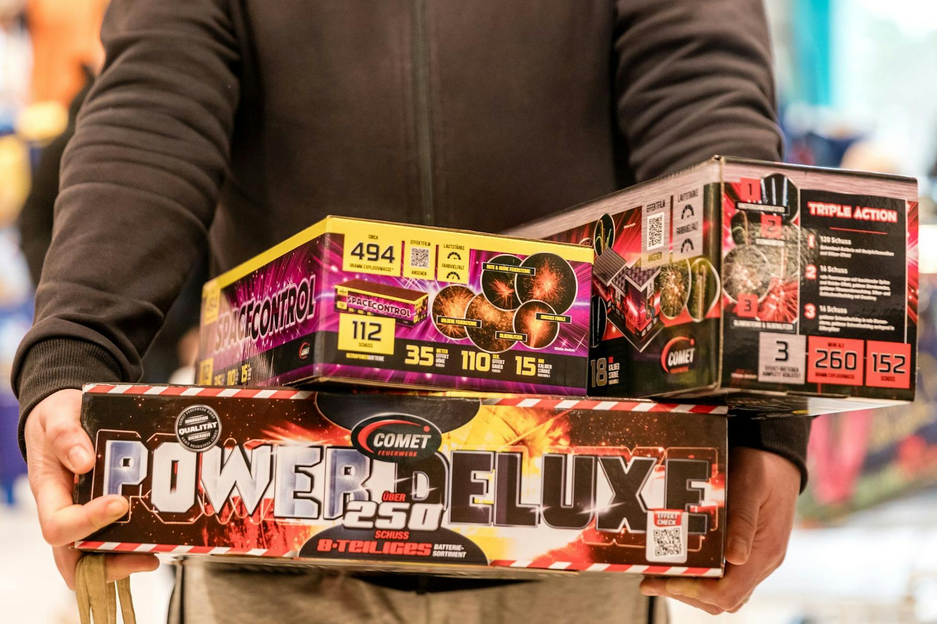 Shoppen ohne Grenzen: Der Run auf die Feuerwerkskörper war auch in den vergangenen Jahren groß - und auch 2025 werden Rekordumsätze erwartet.