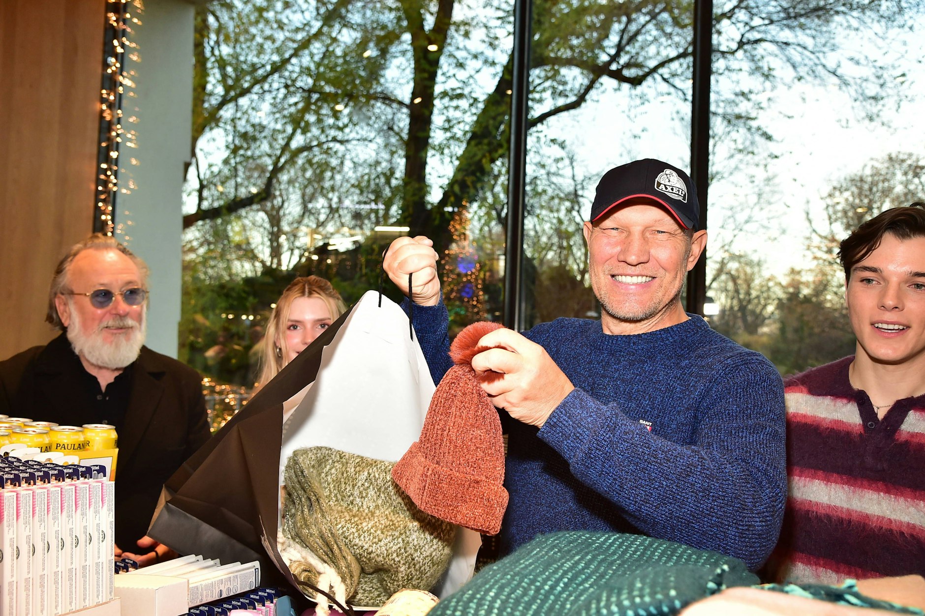 Axel Schulz beim Packen der Tüten im Bikini Berlin