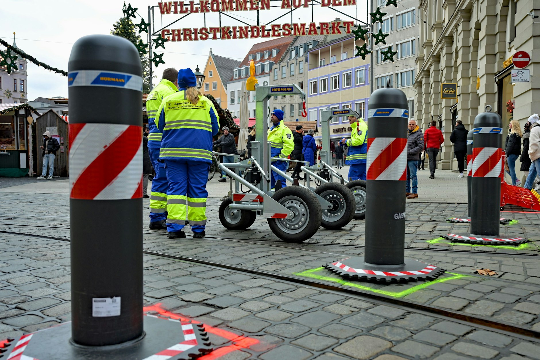64-mal pro Stunde: Das große Poller-Schieben am Augsburger Weihnachtsmarkt