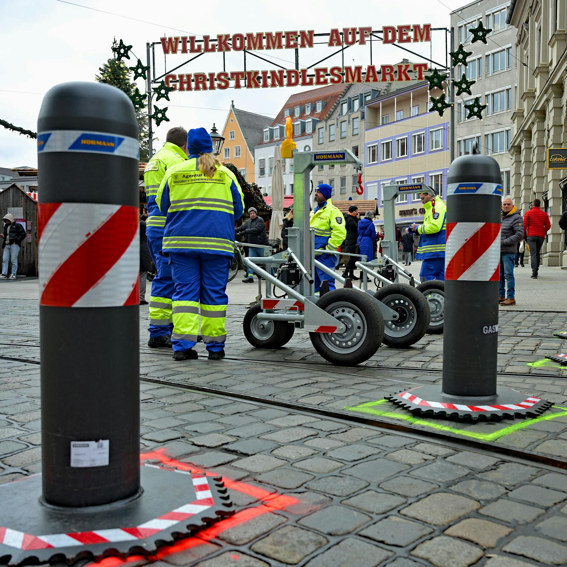 64-mal pro Stunde: Das große Poller-Schieben am Augsburger Weihnachtsmarkt