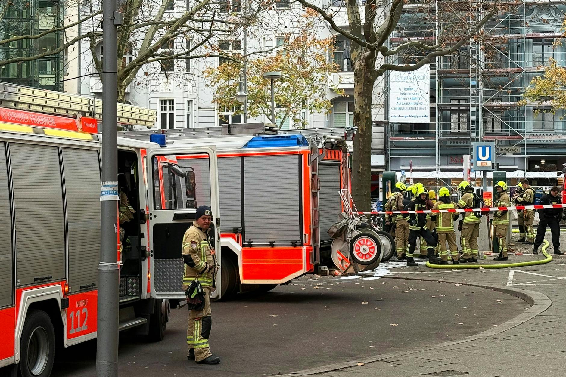 Einsatzfahrzeuge der Feuerwehr stehen am U-Bahnhof Schloßstraße in Steglitz.