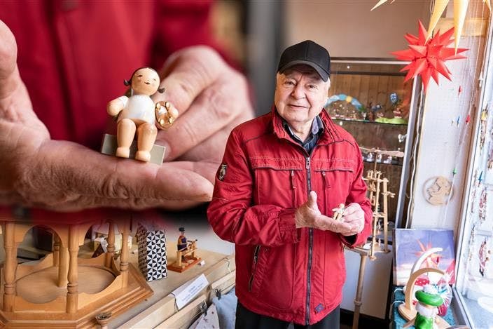 Wolfgang Pöhler und sein Weihnachtsengel aus dem Erzgebirge.