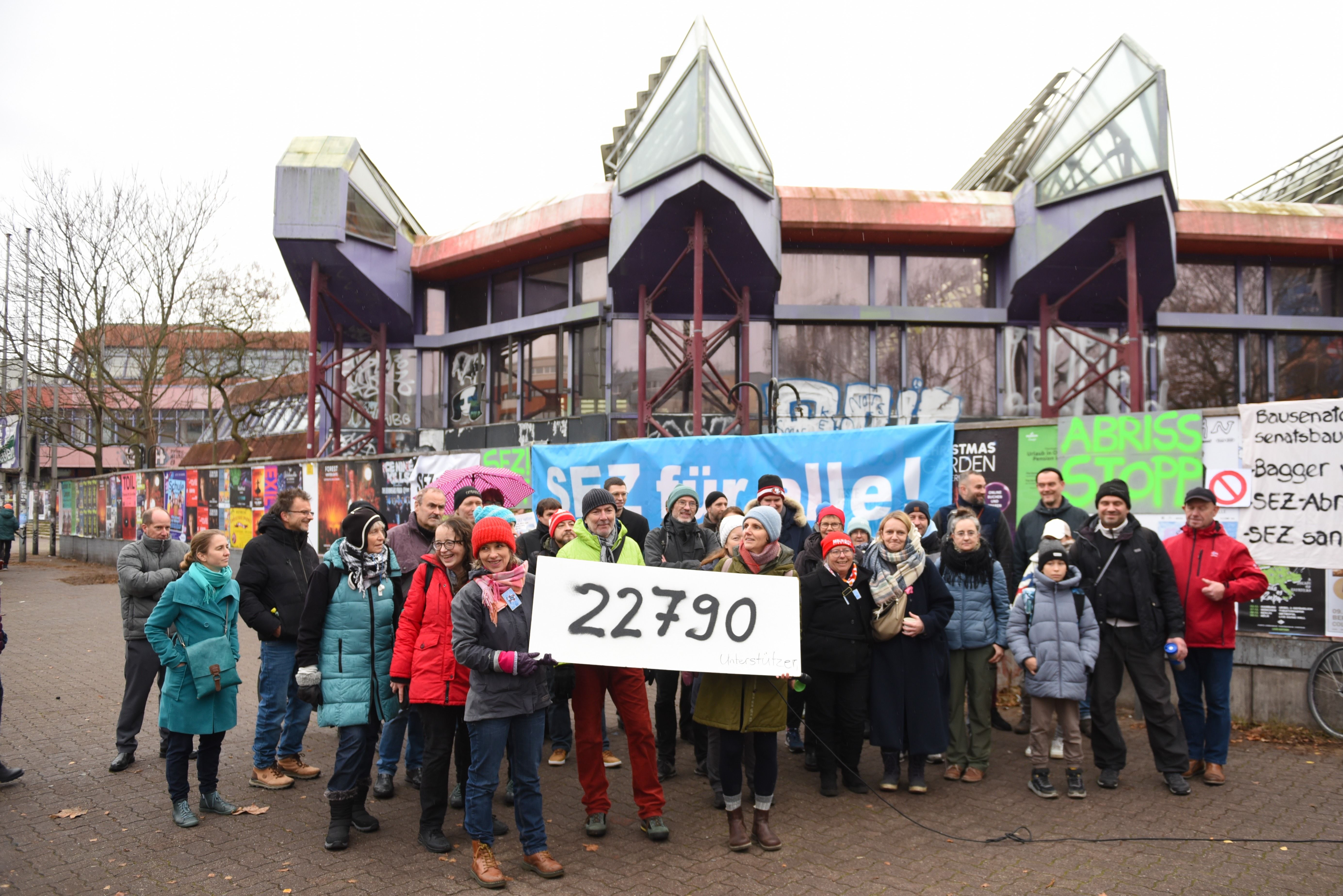 Image - Kampf um DDR-Spaßbad: Bezirk stoppt Abriss des SEZ!