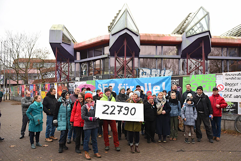 Die Initiative für den Erhalt des Sport- und Erhloungszentrums Berlin kämpft mit Unterstützern aus der Politik und der Nachbarschaft gegen den Abriss des Gebäudes aus DDR-Zeiten. Sie haben bereits 22.790 Unterschriften für den Erhalt des SEZ gesammelt.