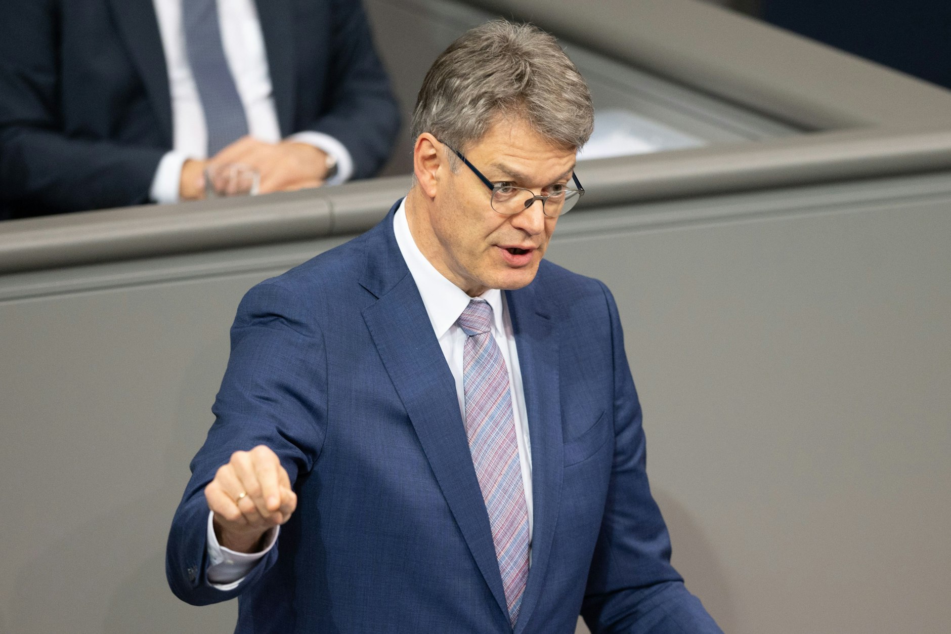 Patrick Schnieder, Bundesminister für Verkehr, will der Deutschen Bahn mit einer Taskforce auf die Sprünge helfen.