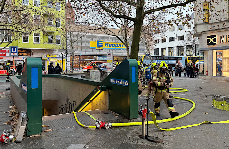 Die Berliner Feuerwehr ist wegen eines Brandes mit starker Rauchentwicklung am U-Bahnhof Schloßstraße mit einem Großaufgebot im Einsatz.