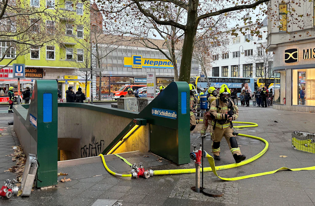 Die Berliner Feuerwehr ist wegen eines Brandes mit starker Rauchentwicklung am U-Bahnhof Schloßstraße mit einem Großaufgebot im Einsatz.