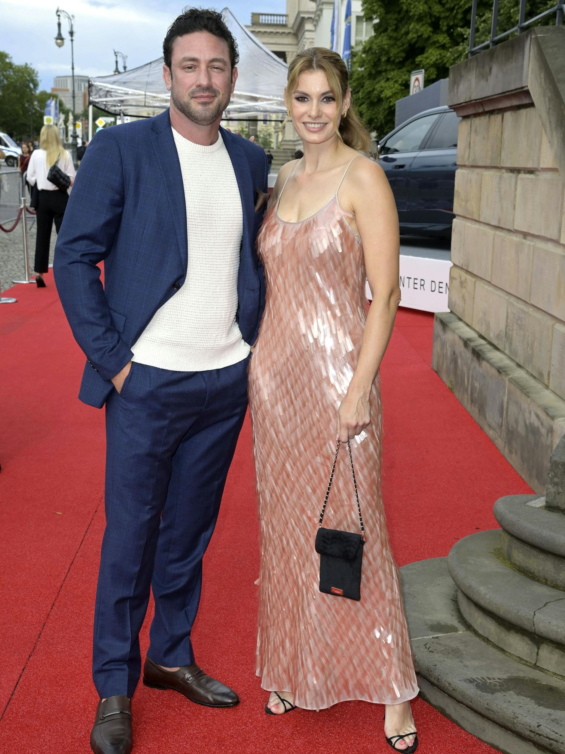 Viele glauben Daniel Völz und Rebecca Kunikowski nicht, dass zwischen ihnen nichts läuft.