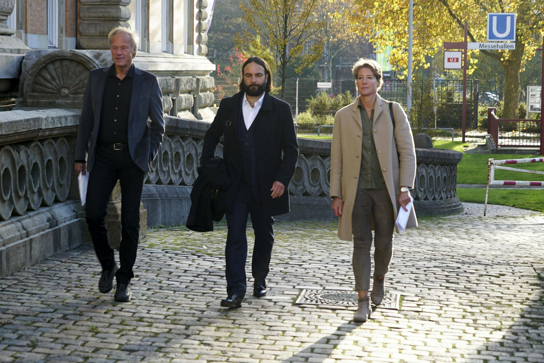 Die Unternehmerin Christina Block (r.) mit ihrem Verteidiger Ingo Bott und ihrem Partner Gerhard Delling vor dem Gerichtsgebäude in Hamburg
