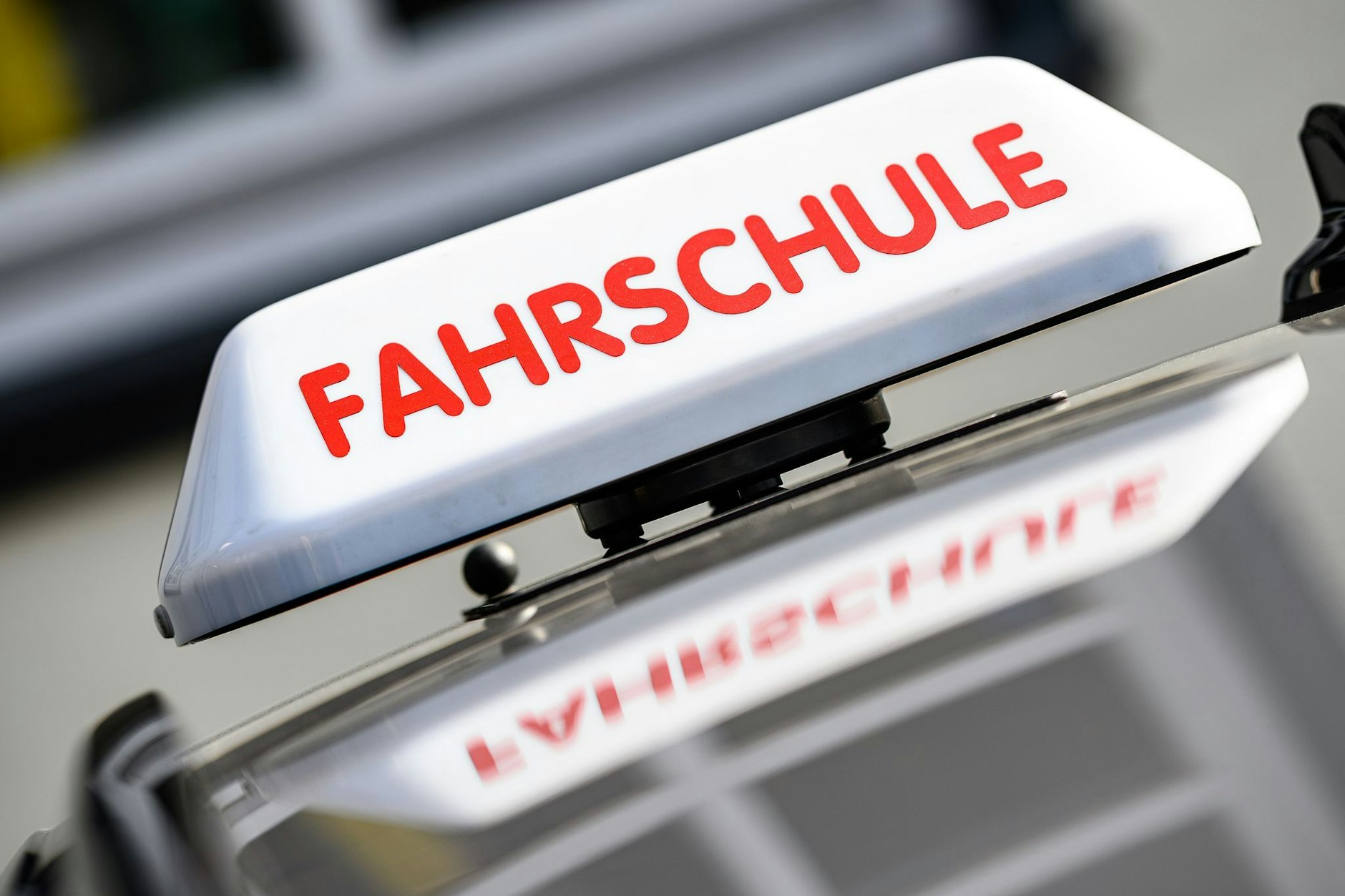 Verkehrsminister Schnieder will die Fahrschulausbildung günstiger machen. Doch Fahrlehrerverbände sind kritisch.