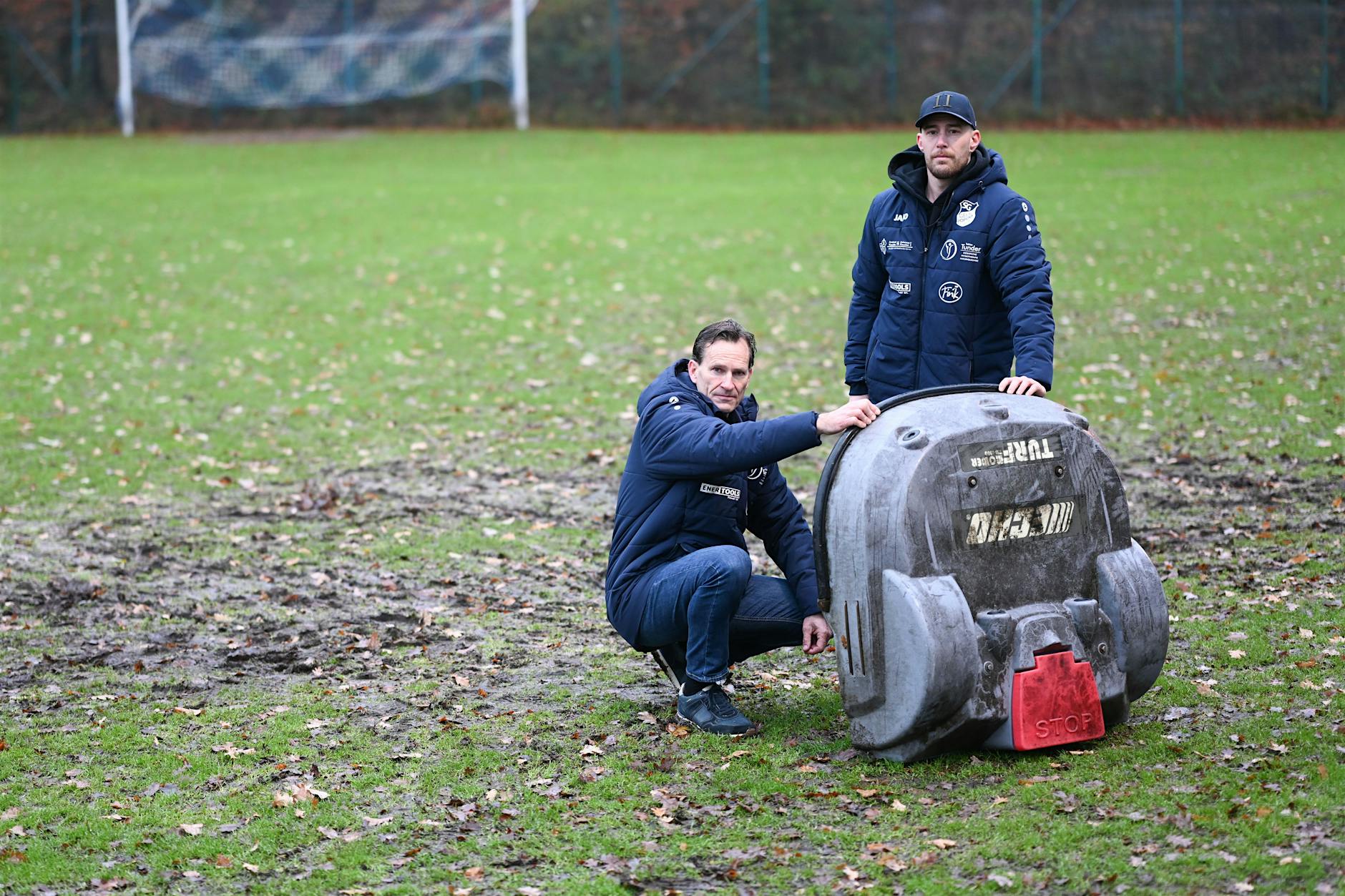 Mähroboter rastet nachts aus – und verwüstet Fußballplatz!