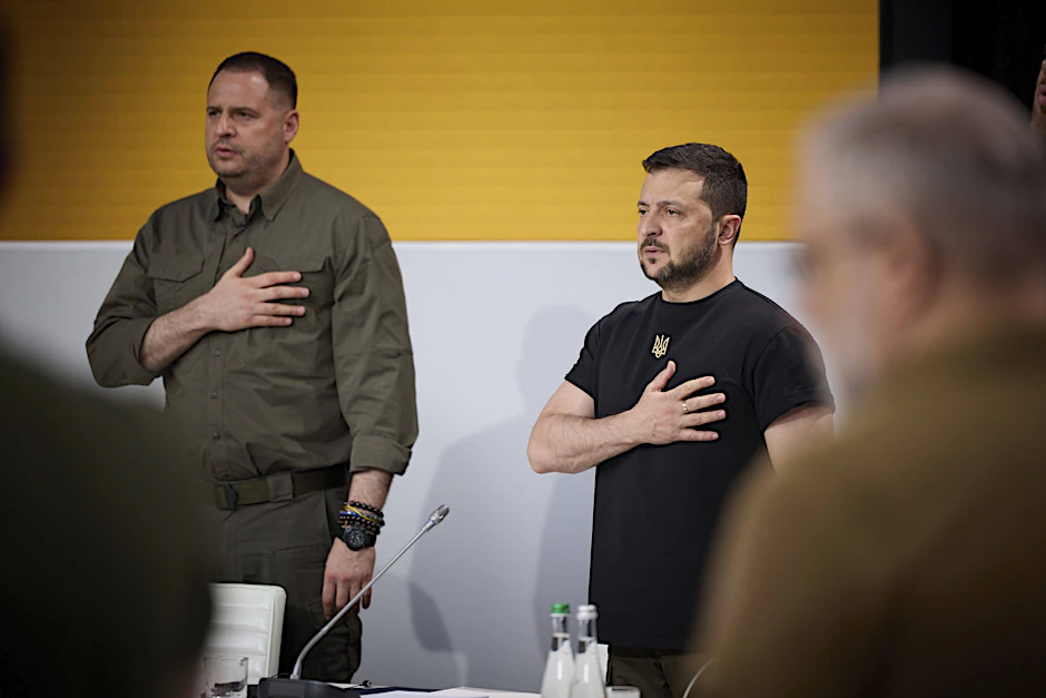 Der ukrainische Präsident Wolodymyr Selenskyj (r.) und sein Stabschef Andrij Jermak (l.) stehen während der Nationalhymne.