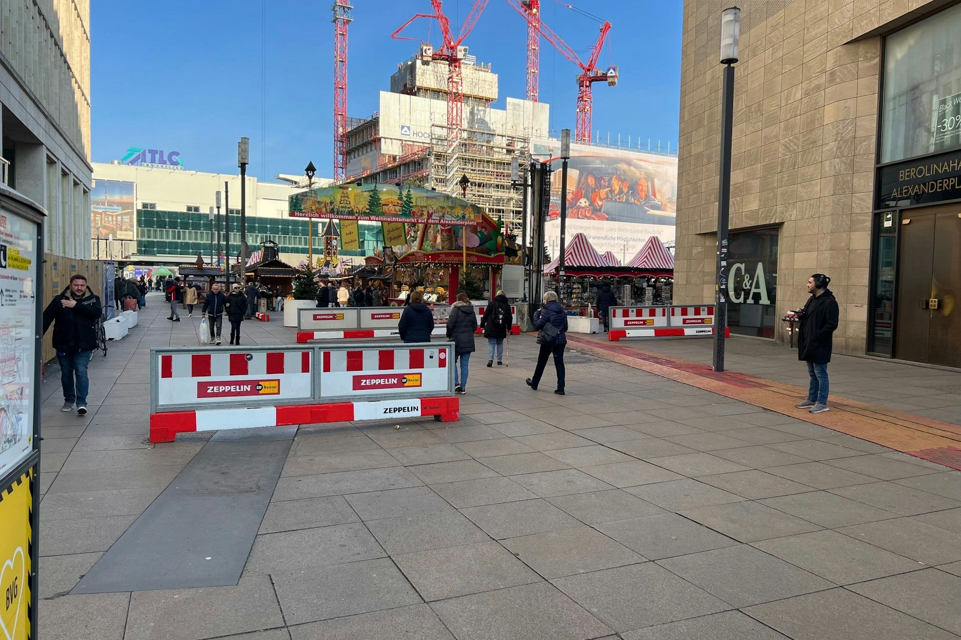 Betonpoller stehen an einem Eingang zum Weihnachtsmarkt. Hier können z.B. Transporter nur im Zickzack reinfahren. 