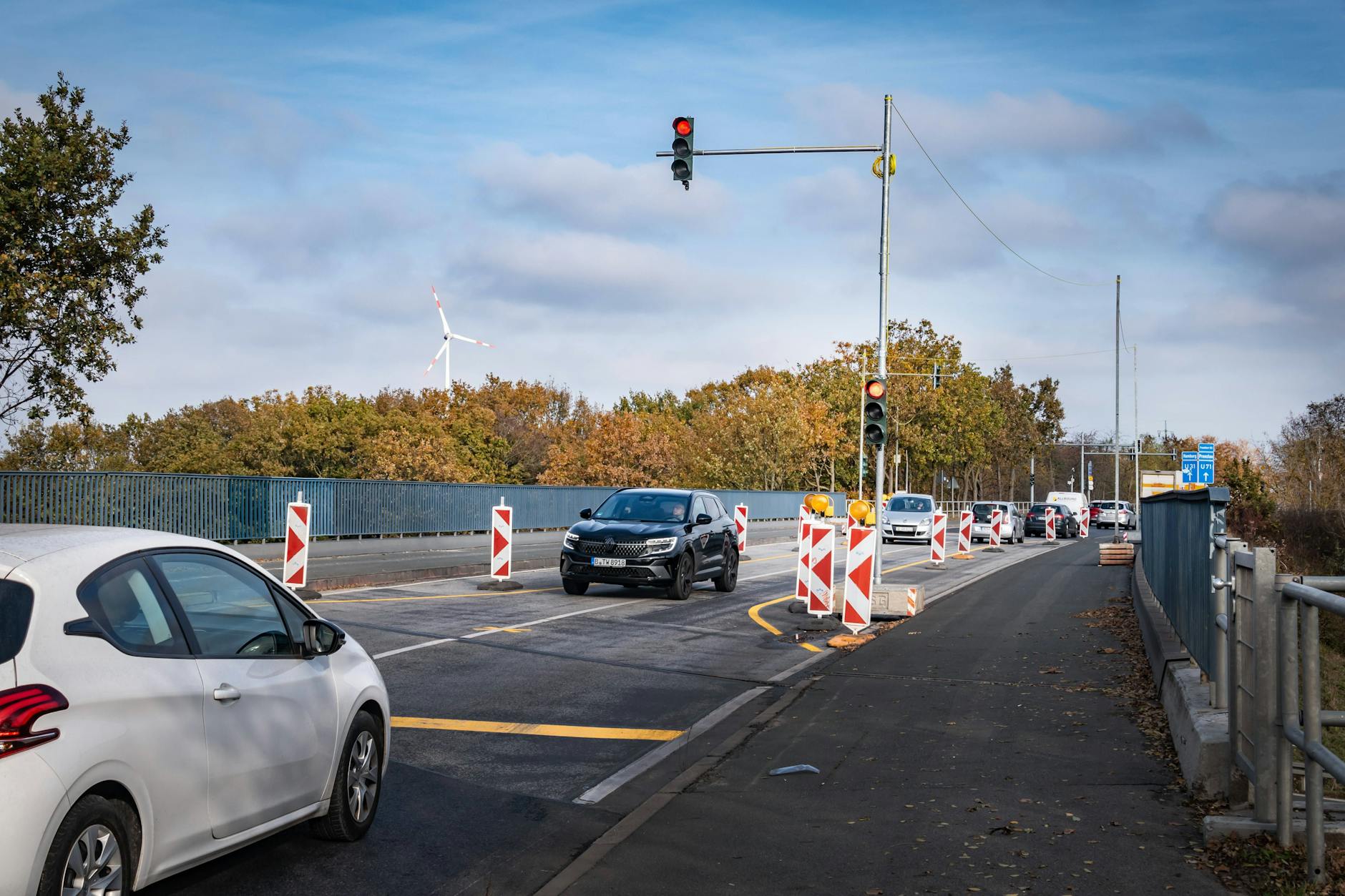 Auf der Schönerlinder Brücke in Pankow herrscht momentan schon einspuriger Verkehr. Doch 2027 soll die marode Konstruktion ganz abgerissen werden.