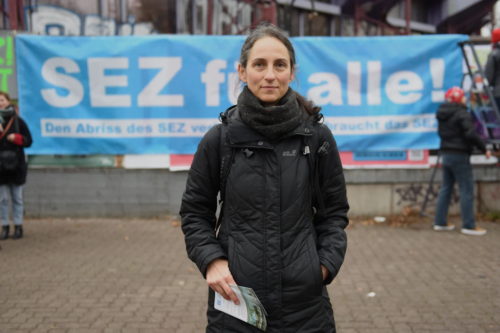 Elke M. kämpft gegen den Abriss des SEZ in Friedrichshain. Sie verbindet viele Kindheitserinnerungen mit dem DDR-Bau.