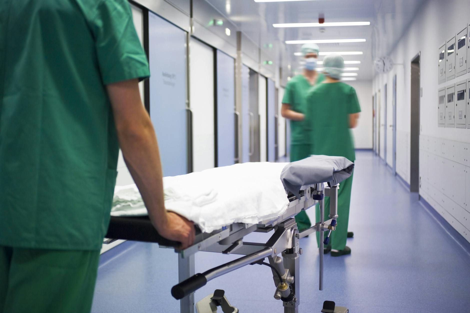 Weil er nicht mit der Arbeit eines Pflegers seiner Mutter zufrieden war, soll ein Arzt auf den Mann losgegangen sein. (Symbolfoto)