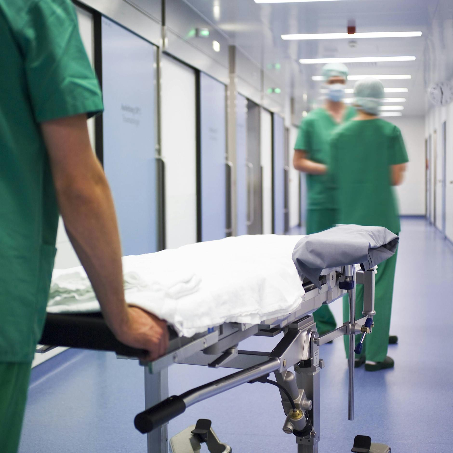 Streit vor Gericht: Arzt verprügelte Pfleger mit Toilettenhocker!