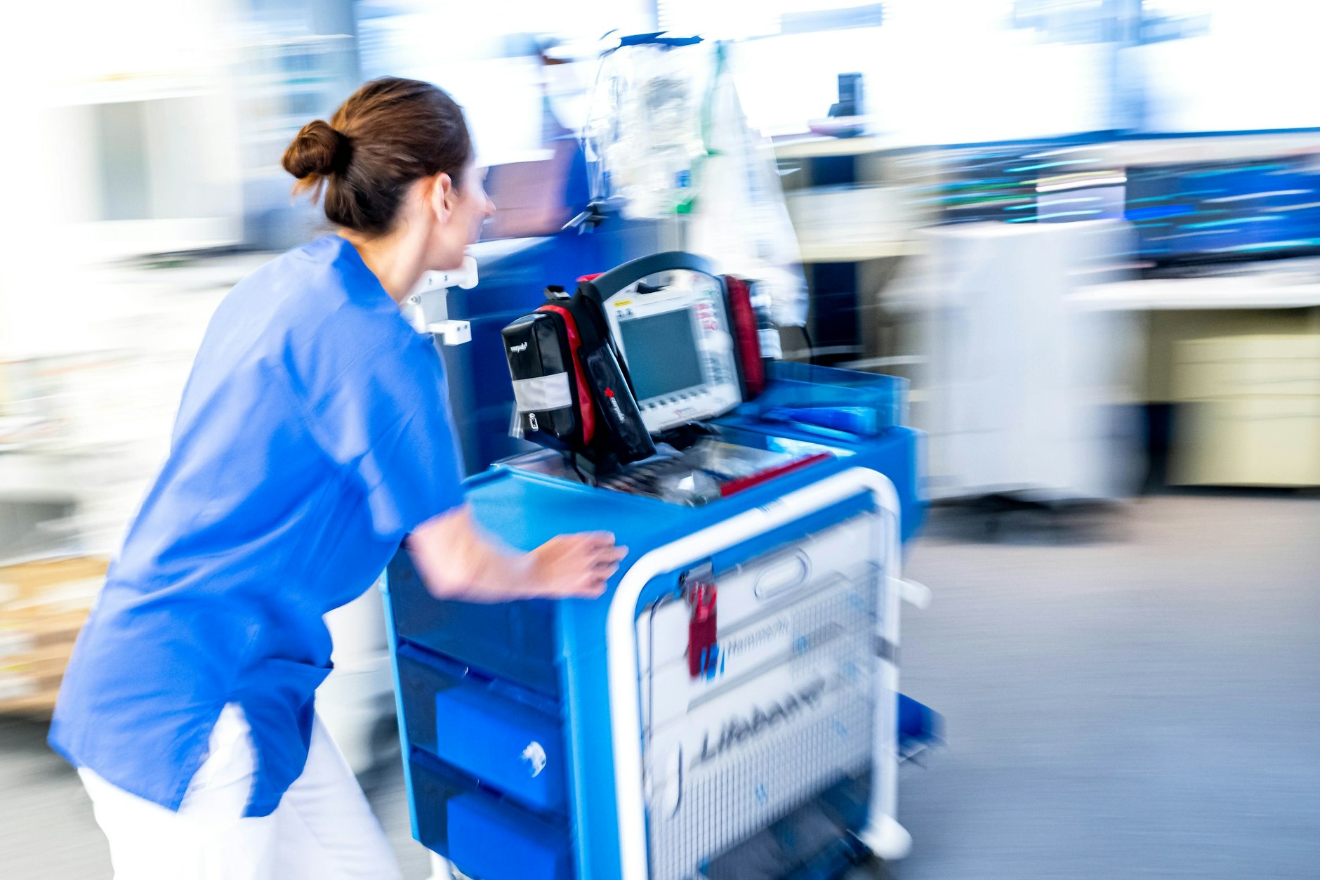 Eine Mitarbeiterin auf der Intensivstation vom Diako-Klinikum im Stadtteil Gröpelingen schiebt einen Wagen mit einem Defibrillator zu einem Notfall. +++ dpa-Bildfunk +++