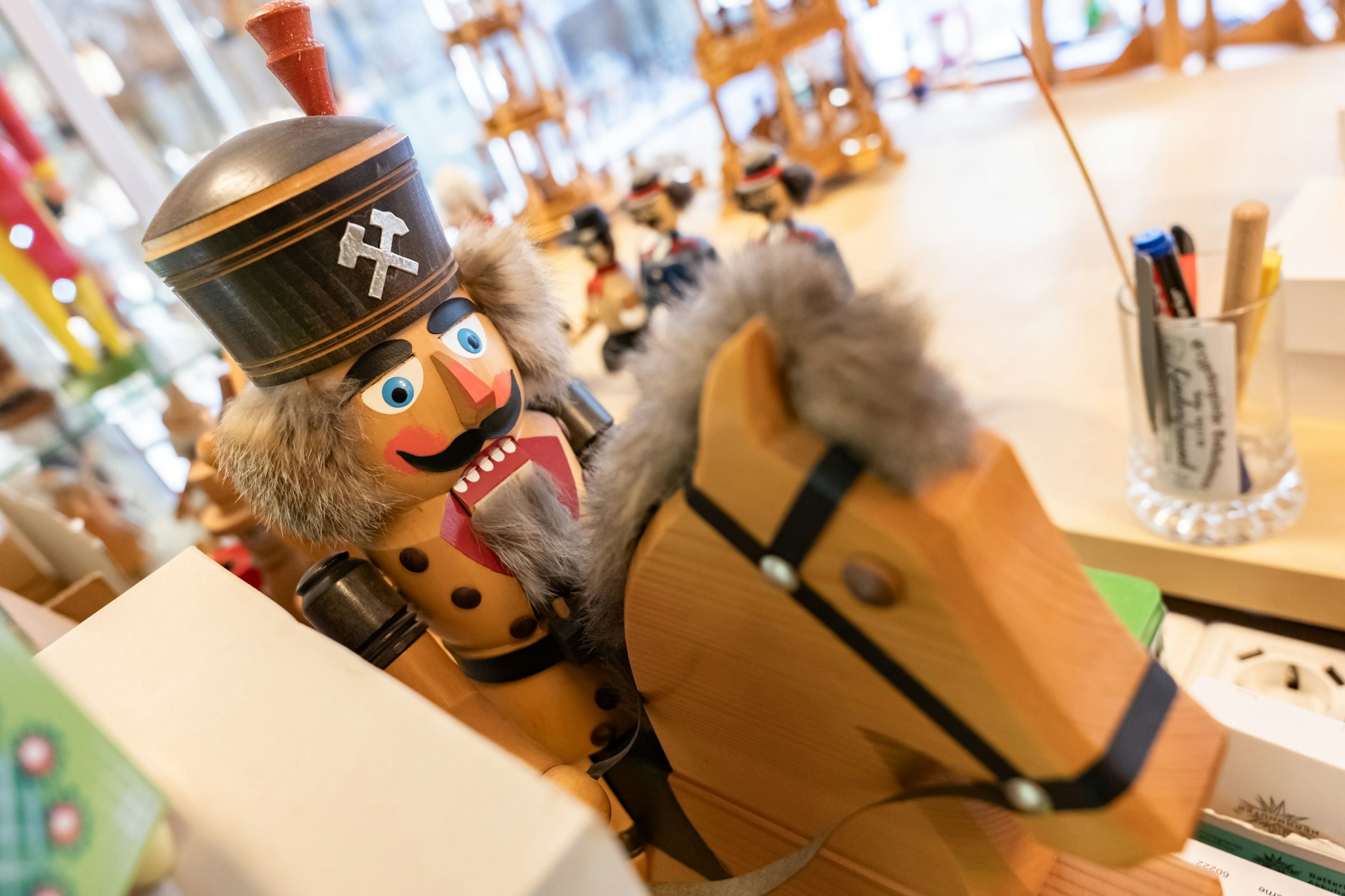 Ob Nussknacker oder Bergmann, Holztiere oder Engel. Günter Münzberg kennt sie alle.