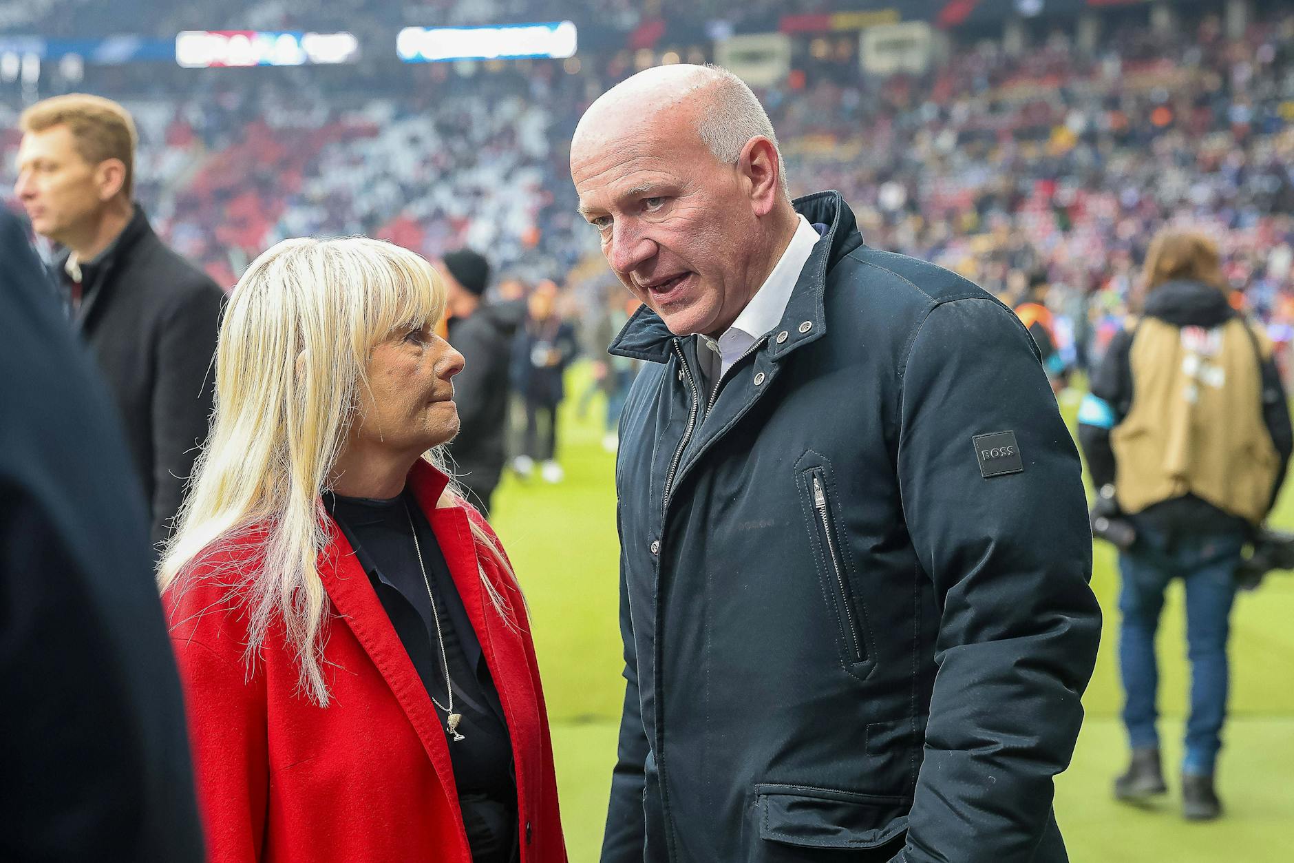 Innensenatorin Iris Spranger und der Regierende Bürgermeister Kai Wegner im Olympiastadion
