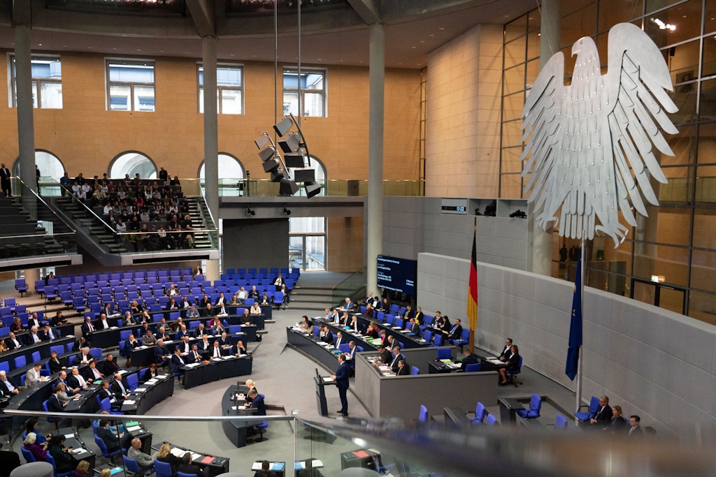 Bundestag beschließt Haushalt 2026 – Kritik an hoher Neuverschuldung und Mittelverwendung