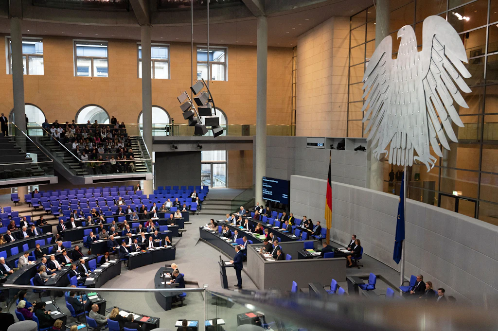 Bundestag beschließt Haushalt 2026 – Kritik an hoher Neuverschuldung und ...