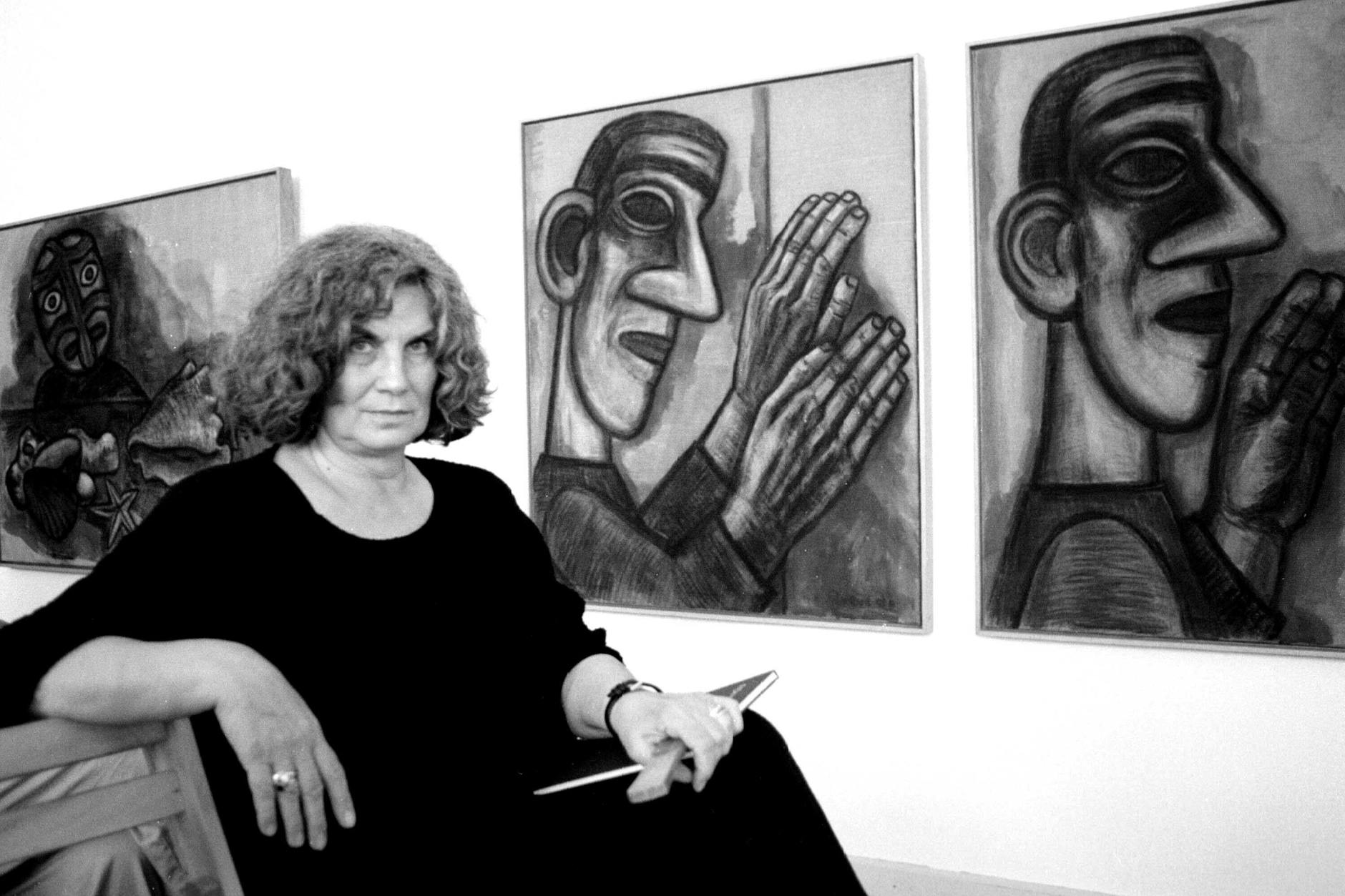 Nuria Quevedo in ihrer Ausstellung „Kopf - Hand - Fuß“ im Schloßmuseum Gotha .