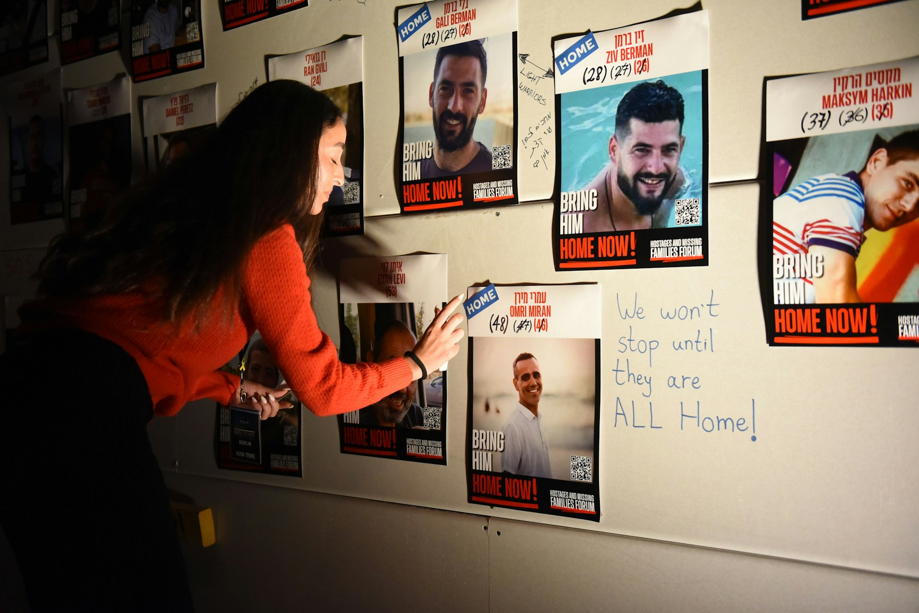 Zeremonie anlässlich der Befreiung der israelischen Geiseln in der Ausstellung zum Nova-Festival im ehemaligen Flughafen Tempelhof