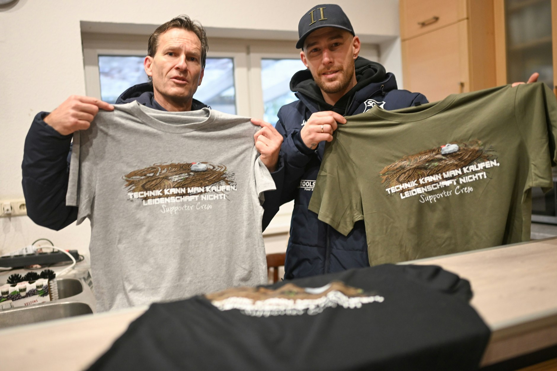 Der Verein hat eine Spendenkampagne gestartet und verkauft T-Shirts zur Roboter-Katastrophe.