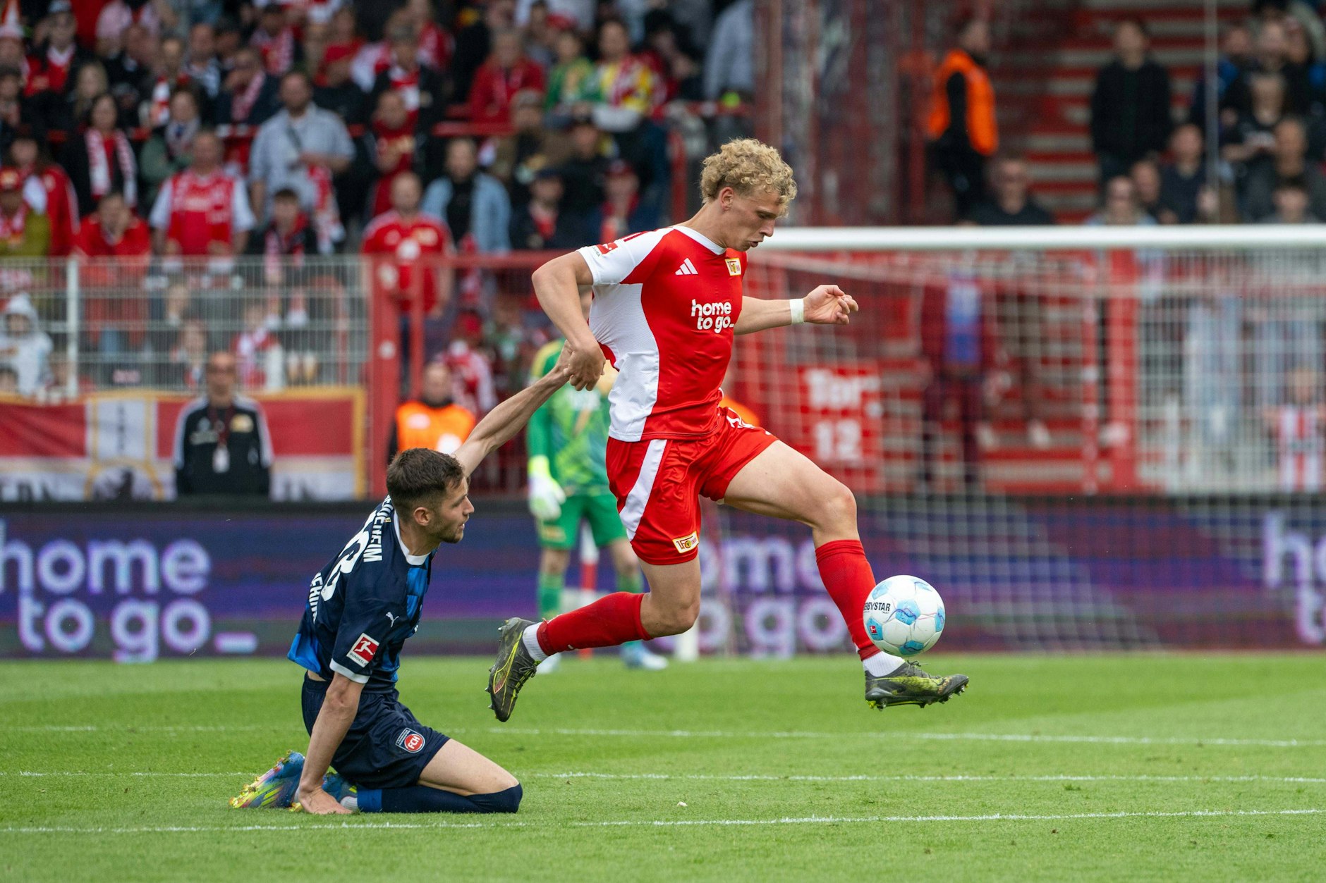 Einen Schritt voraus: Leopold Querfeld (r.) und der 1. FC Union Berlin gehen als klare Favoriten ins Duell gegen Heidenheim.