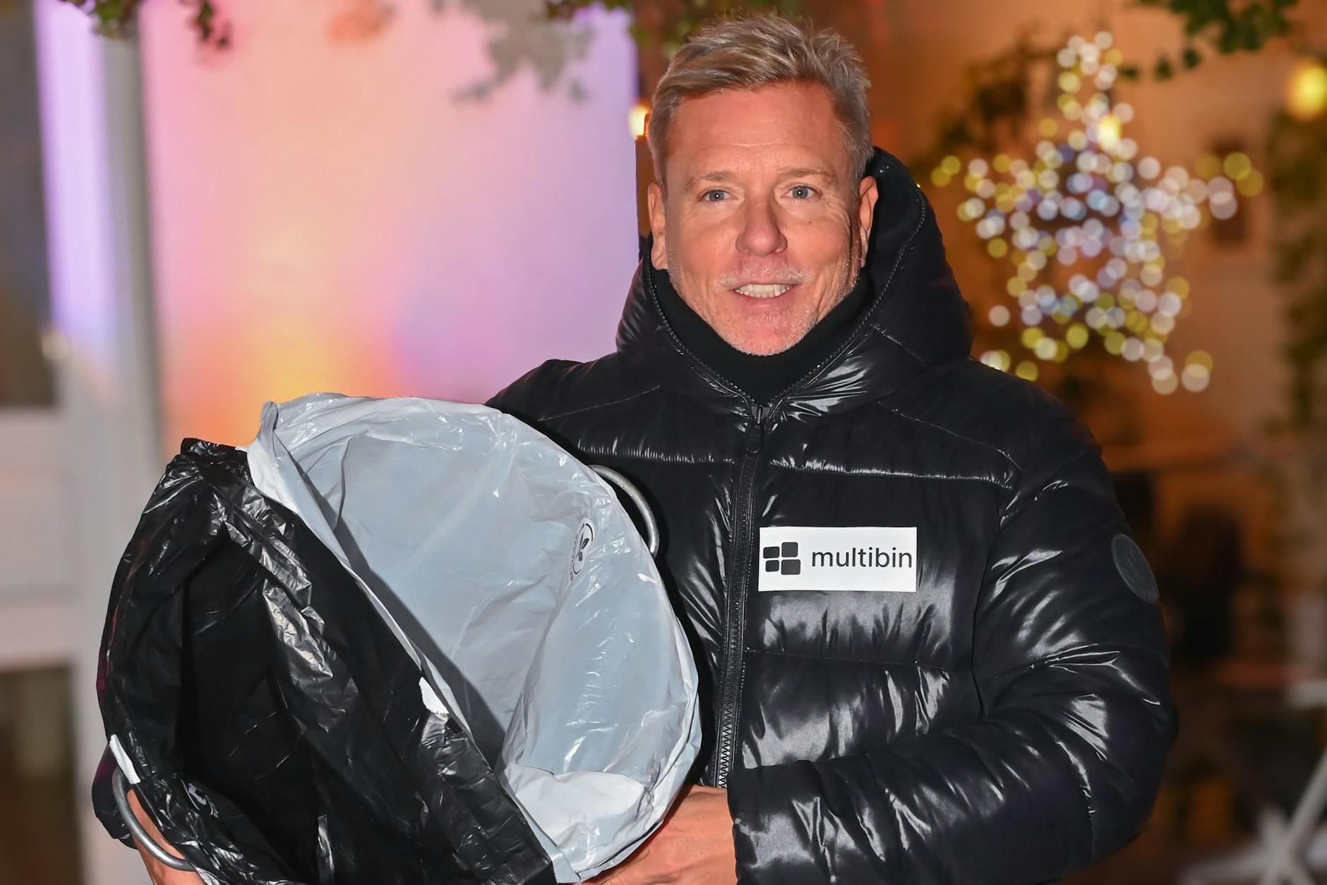 Marcus Trojan präsentiert den Multibin-Müllbeutel auf der Launchparty in Mitte.