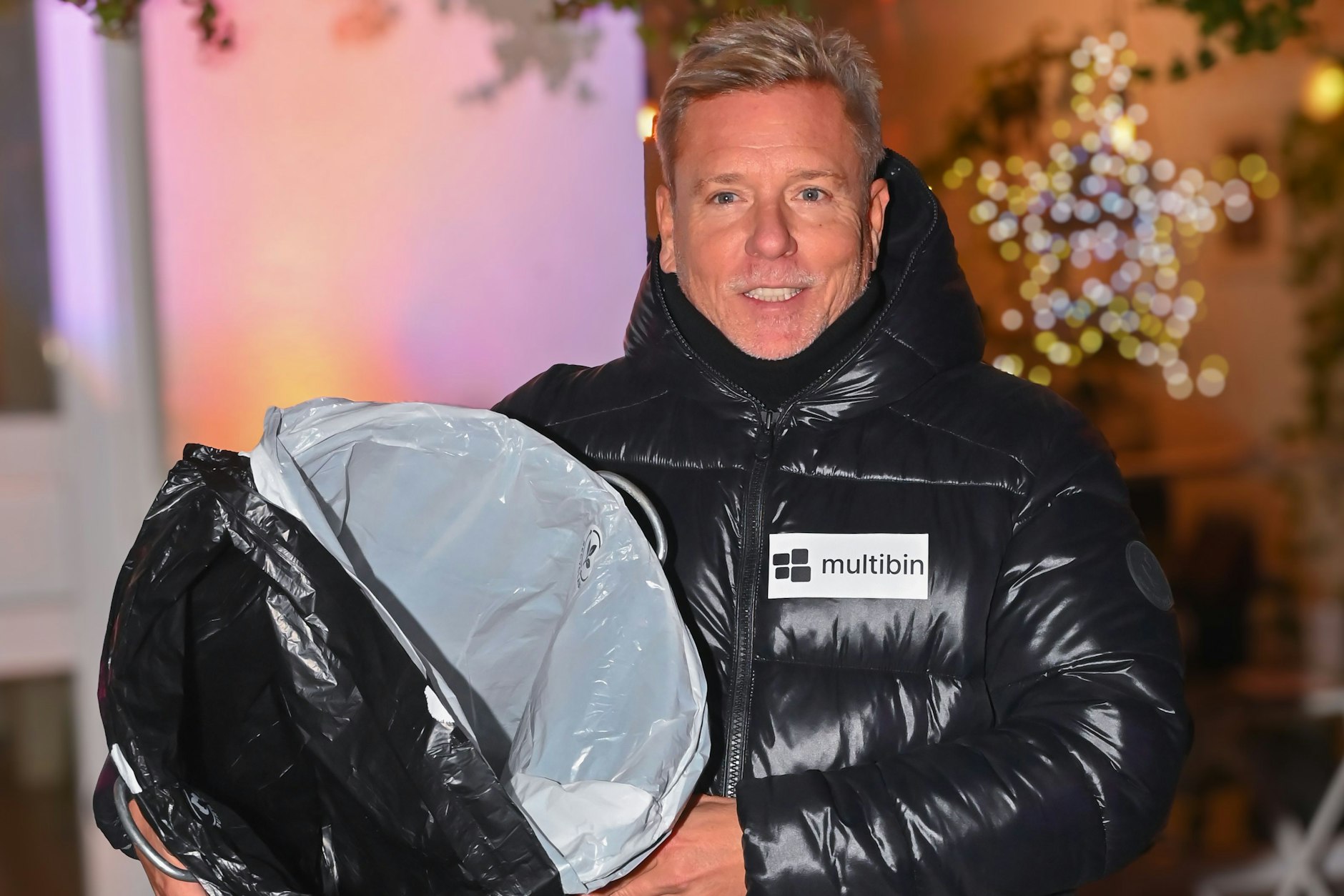 Marcus Trojan präsentiert den Multibin-Müllbeutel auf der Launchparty in Mitte.