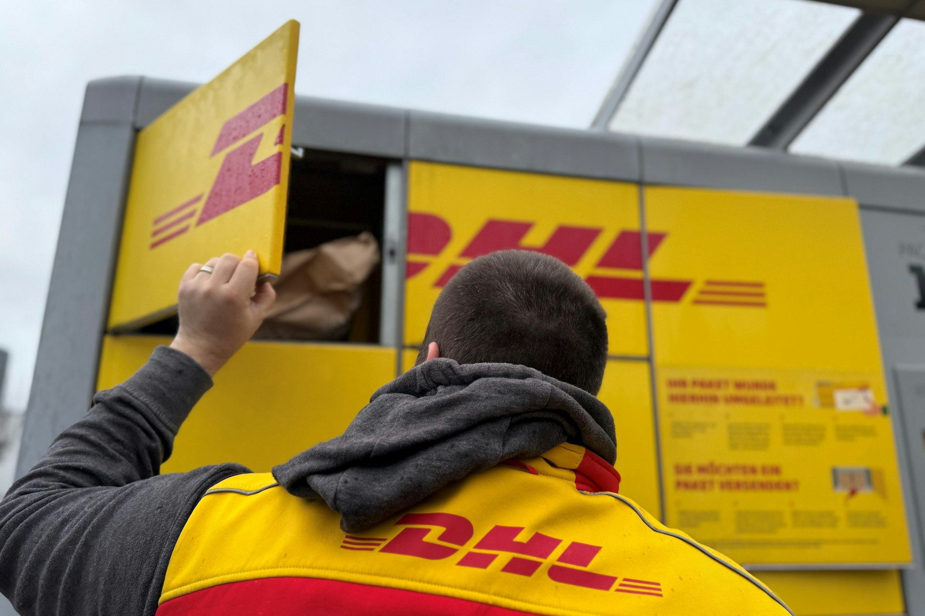 Paketboten wie die von DHL haben im Zeitraum vom Black Friday bis nach Weihnachten alle Hände voll zu tun.