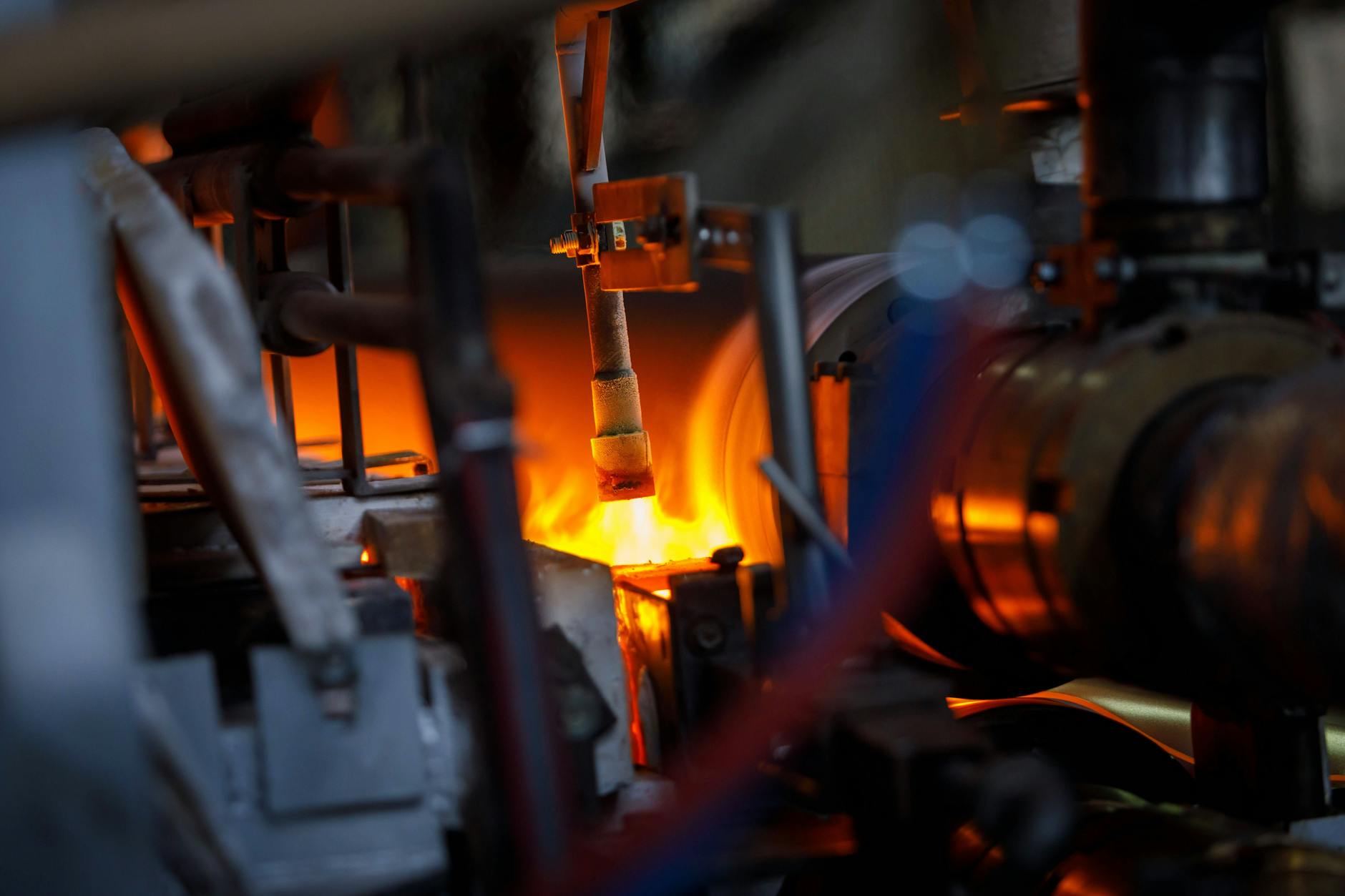 Brenner in der Produktionsstrecke der Glasmanufaktur Brandenburg.