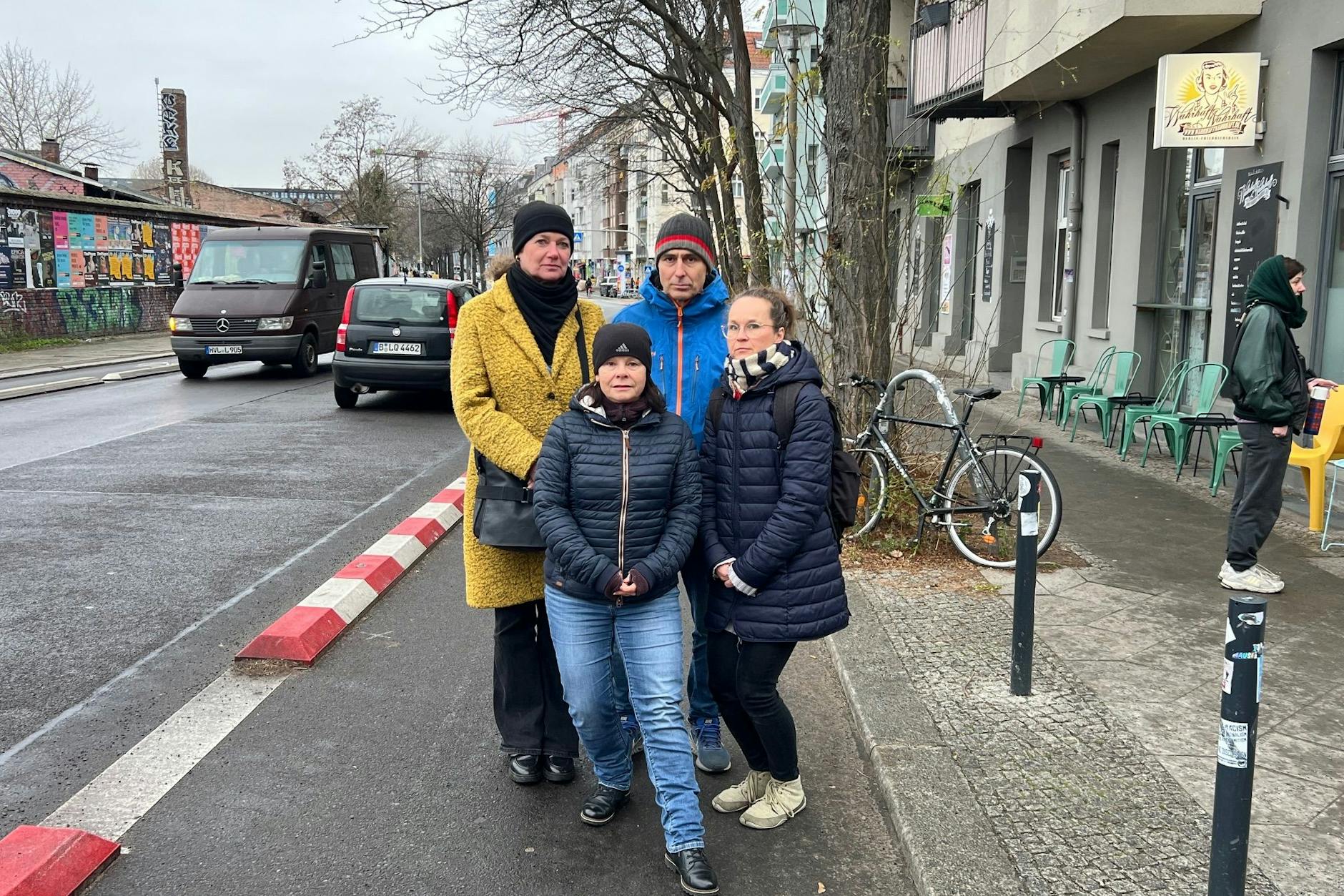 Ulrike Grüner (57/wohnt in der Revaler Straße), Barabara Werner (56/Seumestraße), Lutz Loeffler (51) und Monique Bauske (42/jeweils Dirschauer Straße) wehren sich gegen die Pläne (von links).