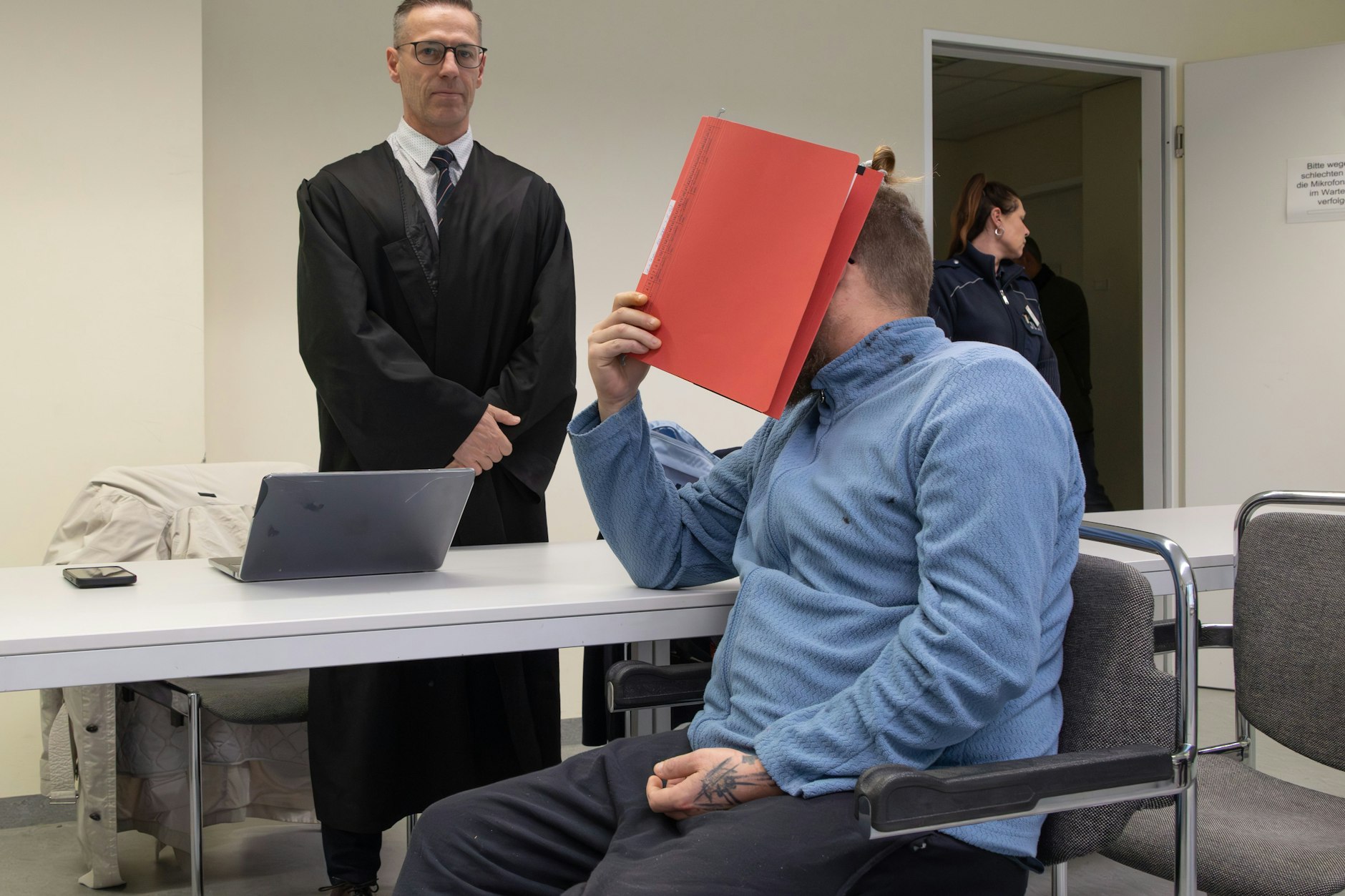 Der Angeklagte Steven U. (37) mit seinem Verteidiger. 