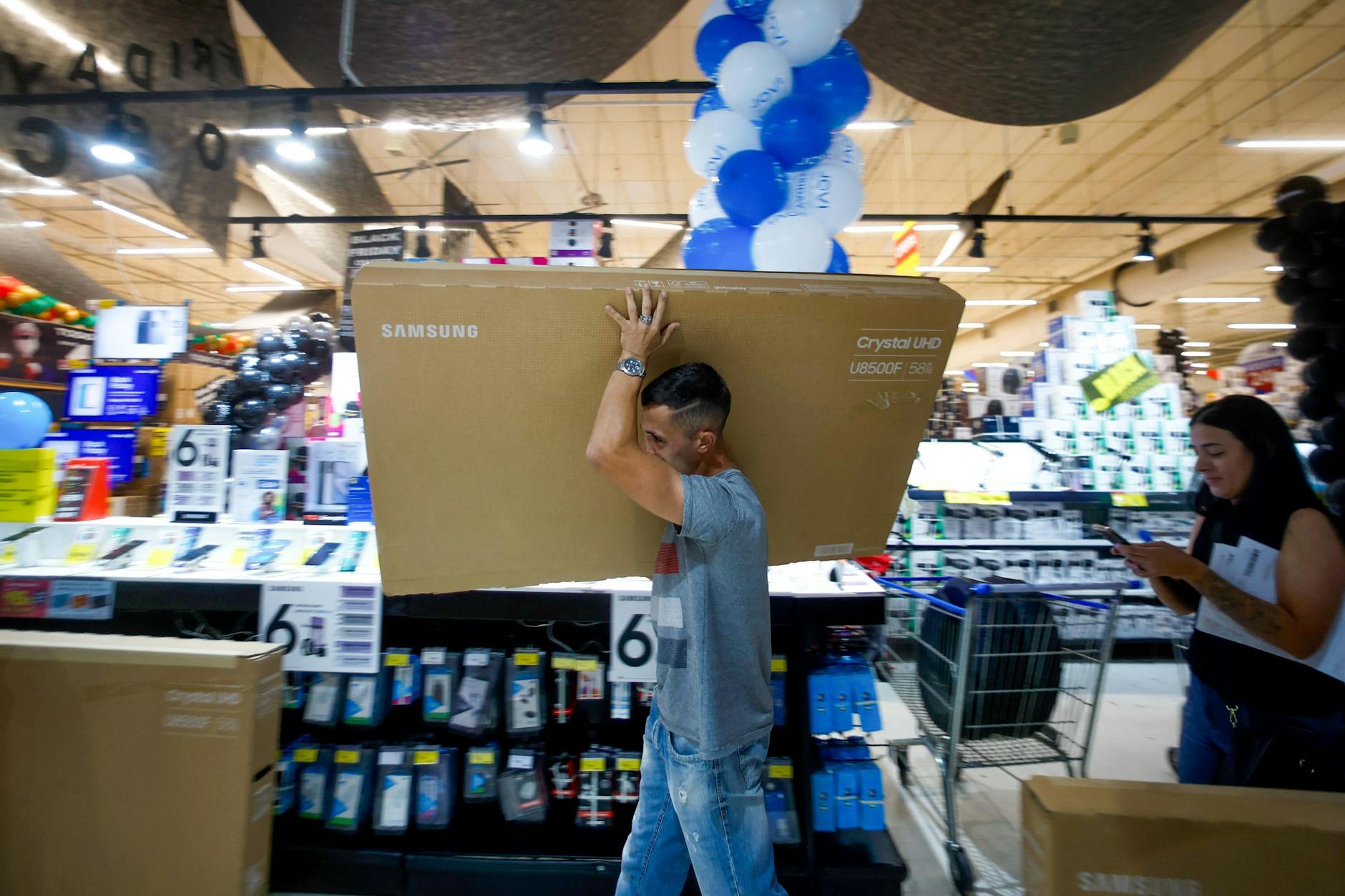 Viele nutzen den Black Friday, um bei größeren Anschaffungen zu sparen oder günstiger Weihnachtsgeschenke zu kaufen.