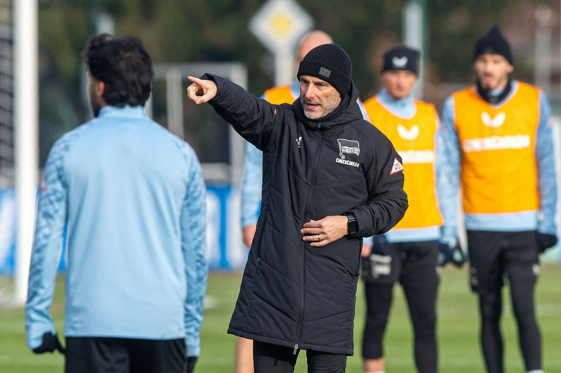 Trainer Stefan Leitl gibt für seine Profis die Richtung an. Das klappt bei Hertha BSC gerade sehr gut.