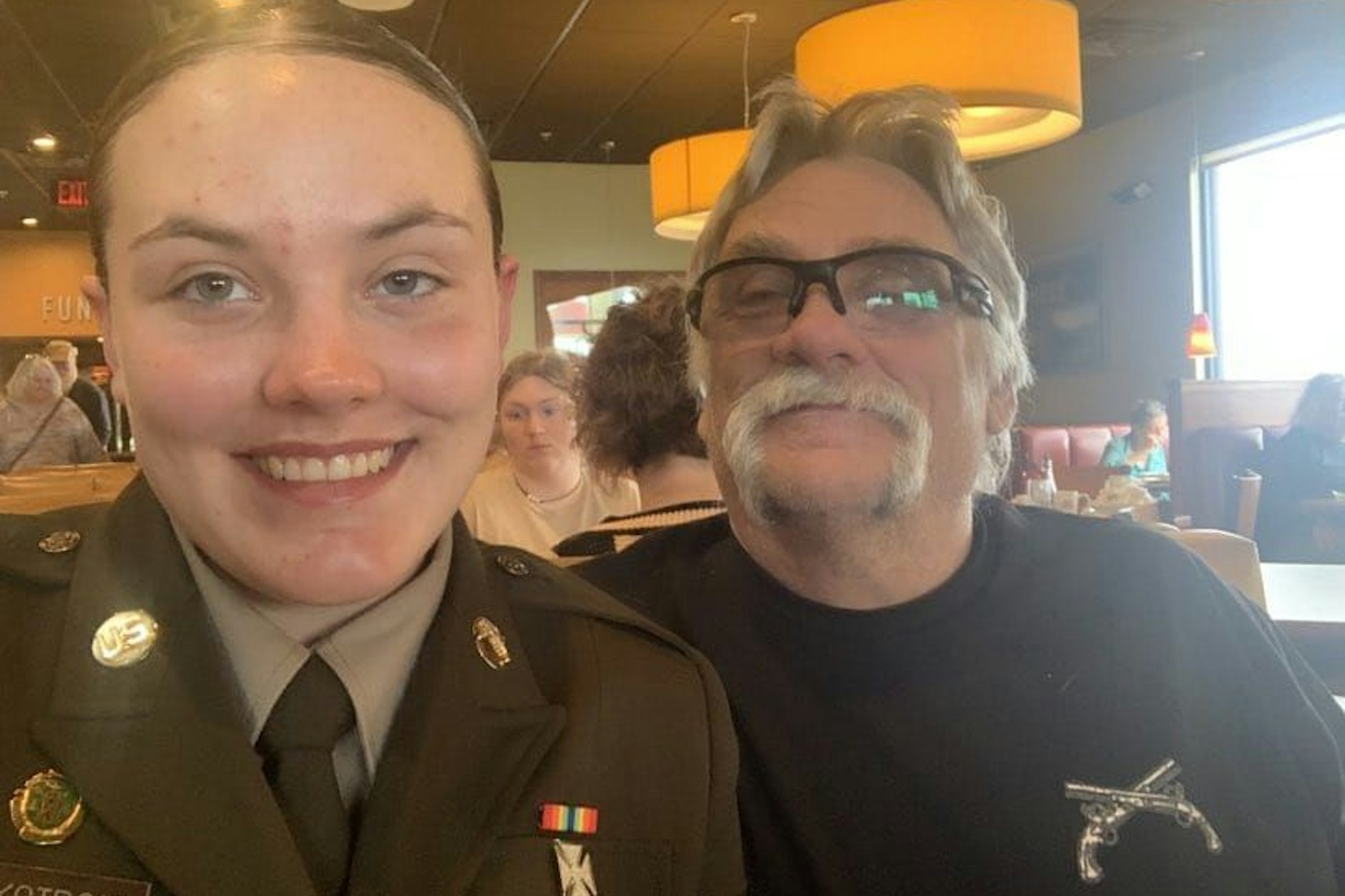 Gary Beckstrom, der Vater der erschossenen Nationalgardistin Sarah (20), postete dieses Foto nach ihrem Tod. Dazu schrieb er auf Facebook: „Meine kleine Tochter ist in die Ewigkeit eingegangen.“